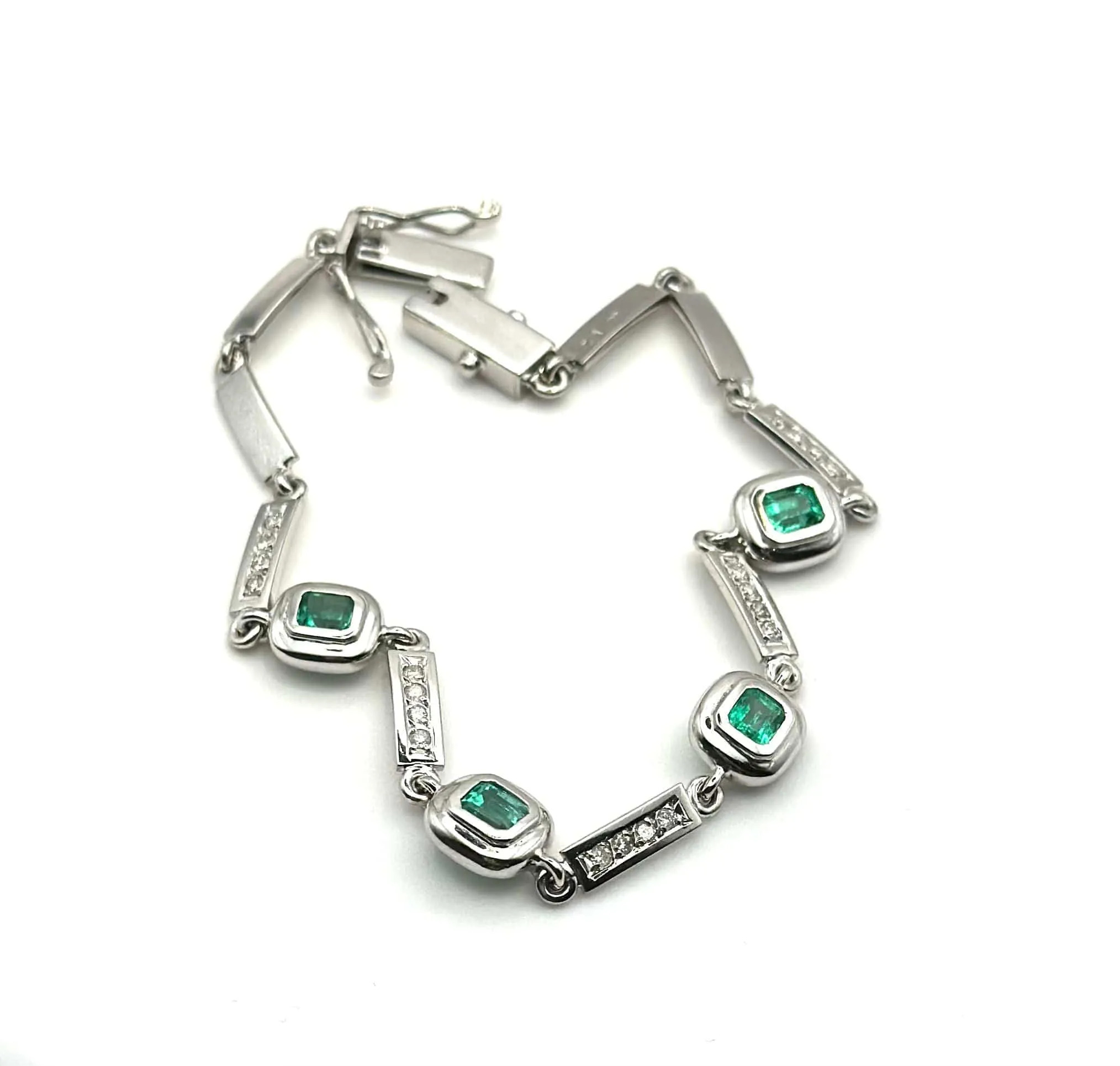 Bracelet en or blanc à maillons rectangulaires, diamants et émeraudes sold by 58 Facettes product image thumbnail 3