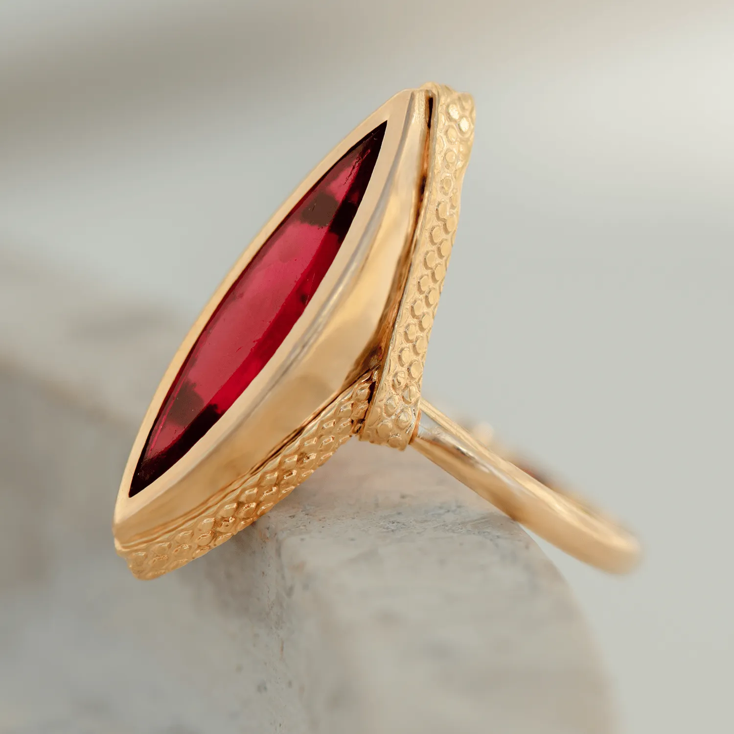 Bague navette vintage en or jaune 18 carats avec rubis synthétique sold by 58 Facettes product image thumbnail 3