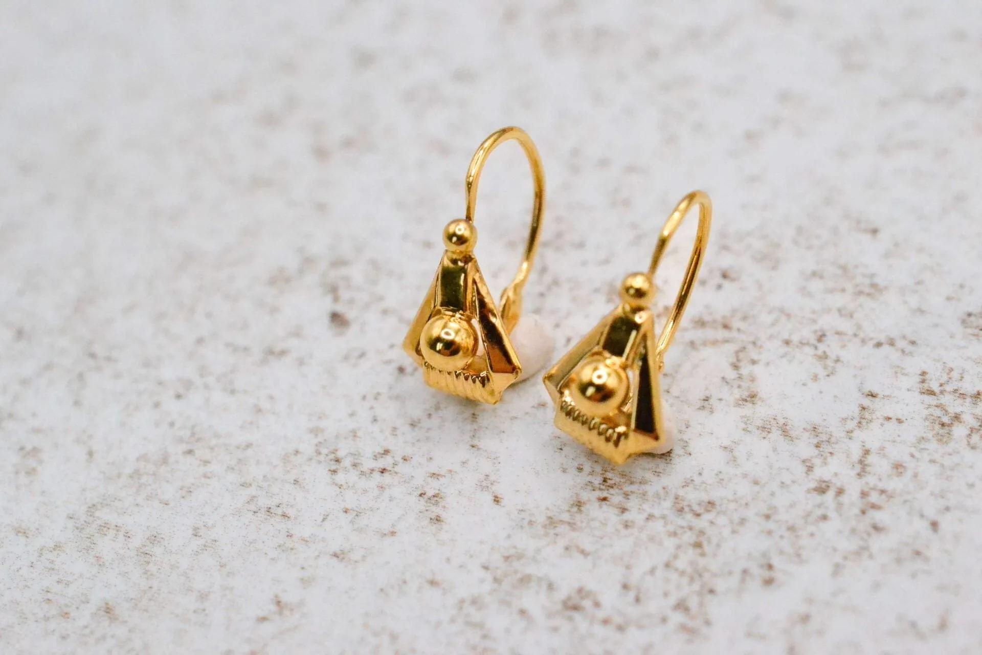 Boucles d’oreilles dormeuses triangulaires en or jaune 18 carats sold by 58 Facettes product image thumbnail 3