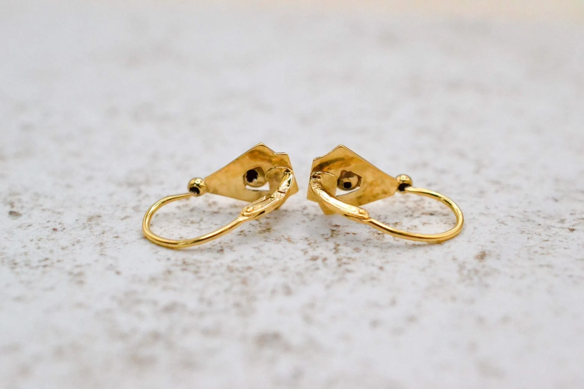 Boucles d’oreilles dormeuses triangulaires en or jaune 18 carats sold by 58 Facettes product image thumbnail 4