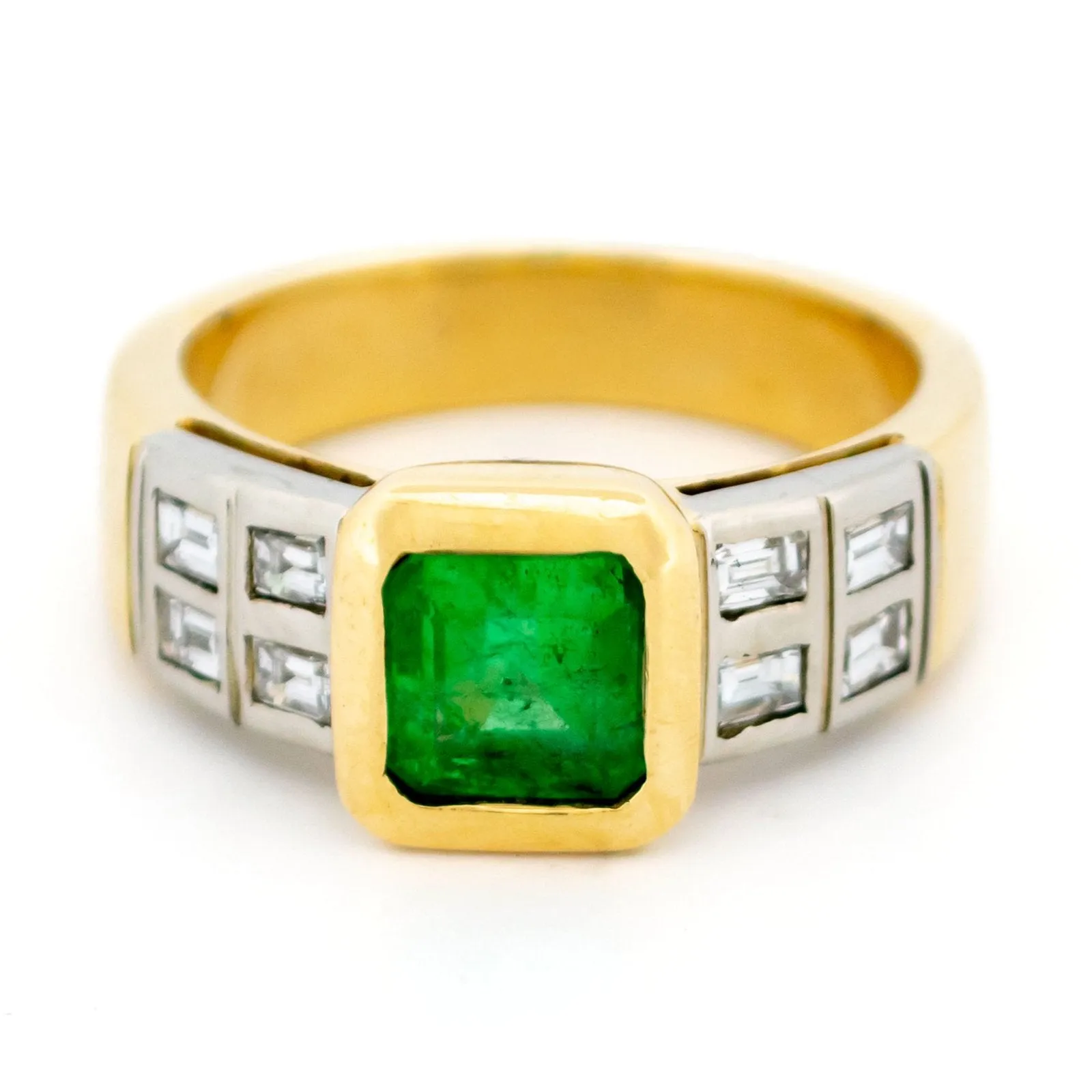 Bague vintage en or jaune et blanc 18k avec émeraude et diamants sold by 58 Facettes