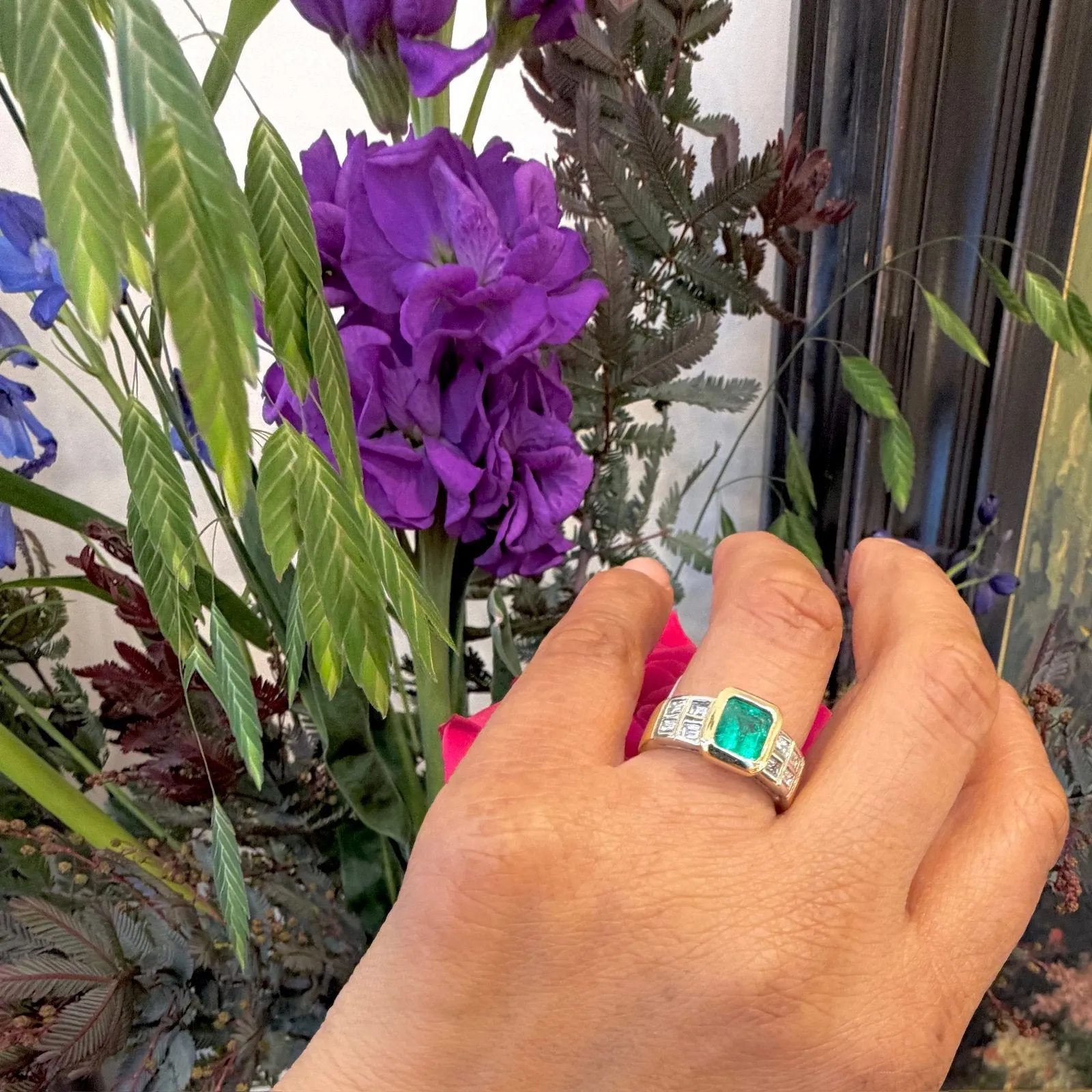 Bague vintage en or jaune et blanc 18k avec émeraude et diamants sold by 58 Facettes product image thumbnail 2