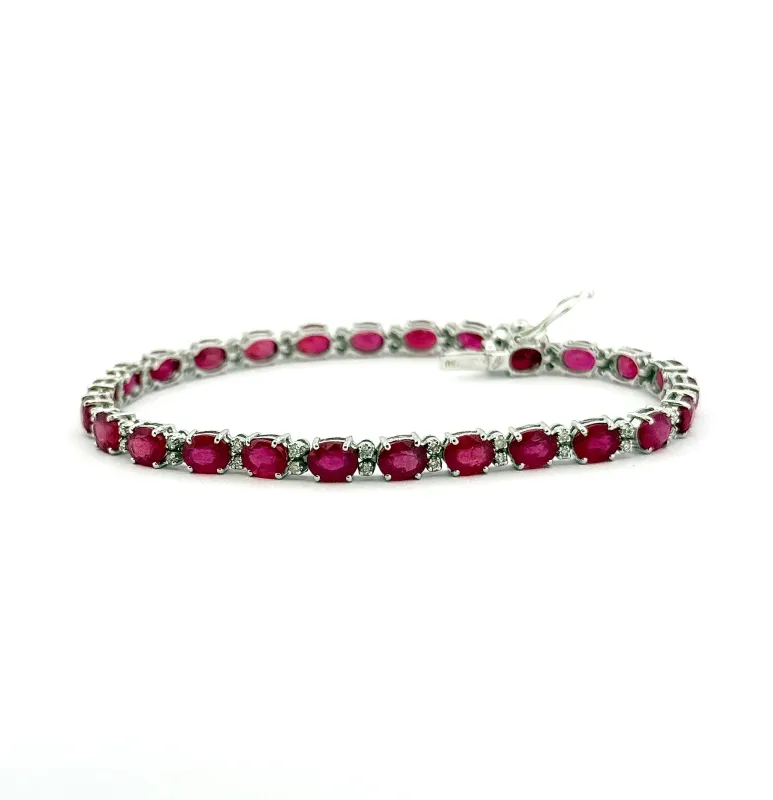 Bracelet en or blanc 18 carats , rubis et diamants sold by 58 Facettes