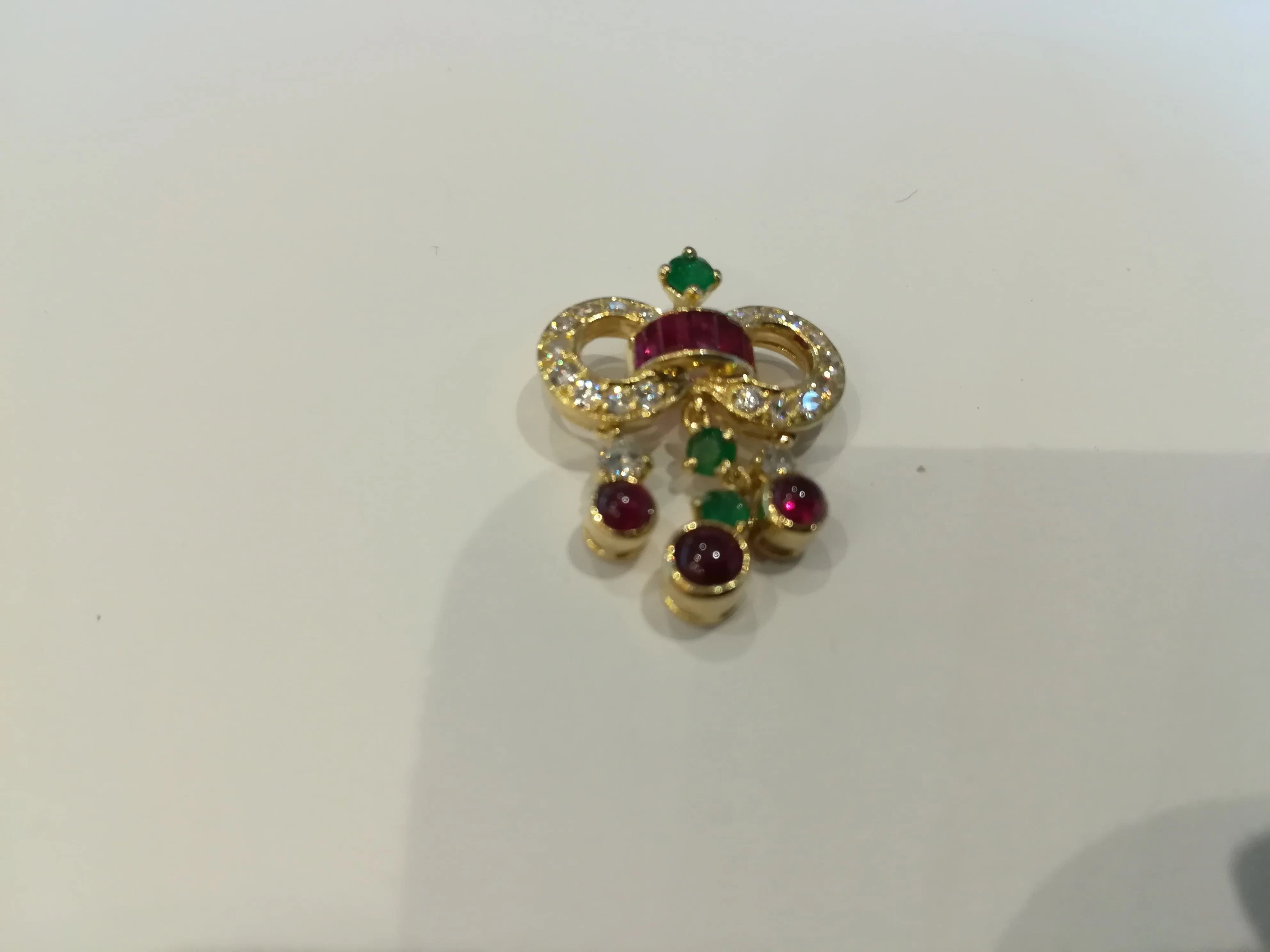 Pendentif nœud en or jaune 18 ct rubis, émeraudes et diamants sold by 58 Facettes product image thumbnail 3