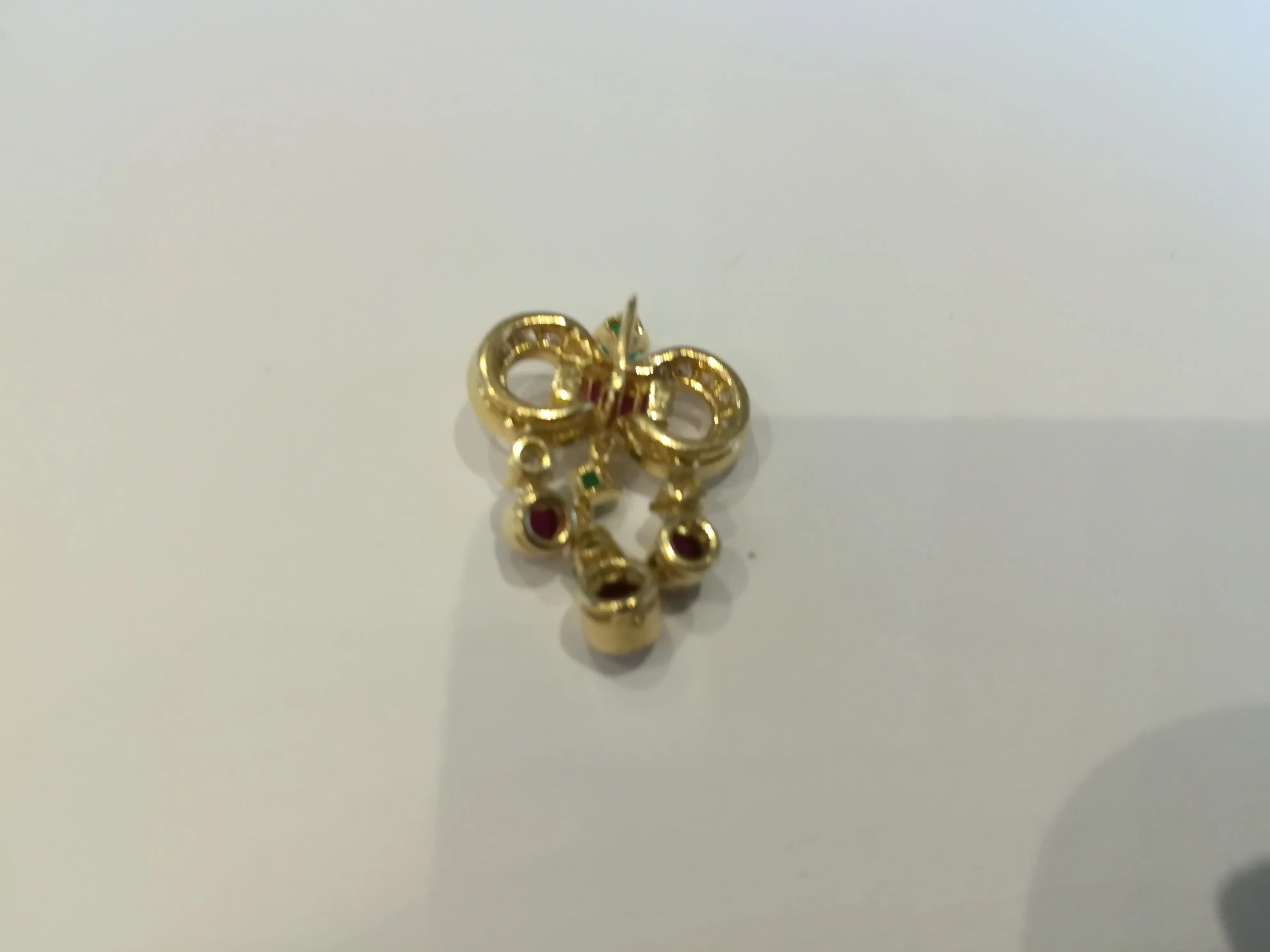 Pendentif nœud en or jaune 18 ct rubis, émeraudes et diamants sold by 58 Facettes product image thumbnail 2