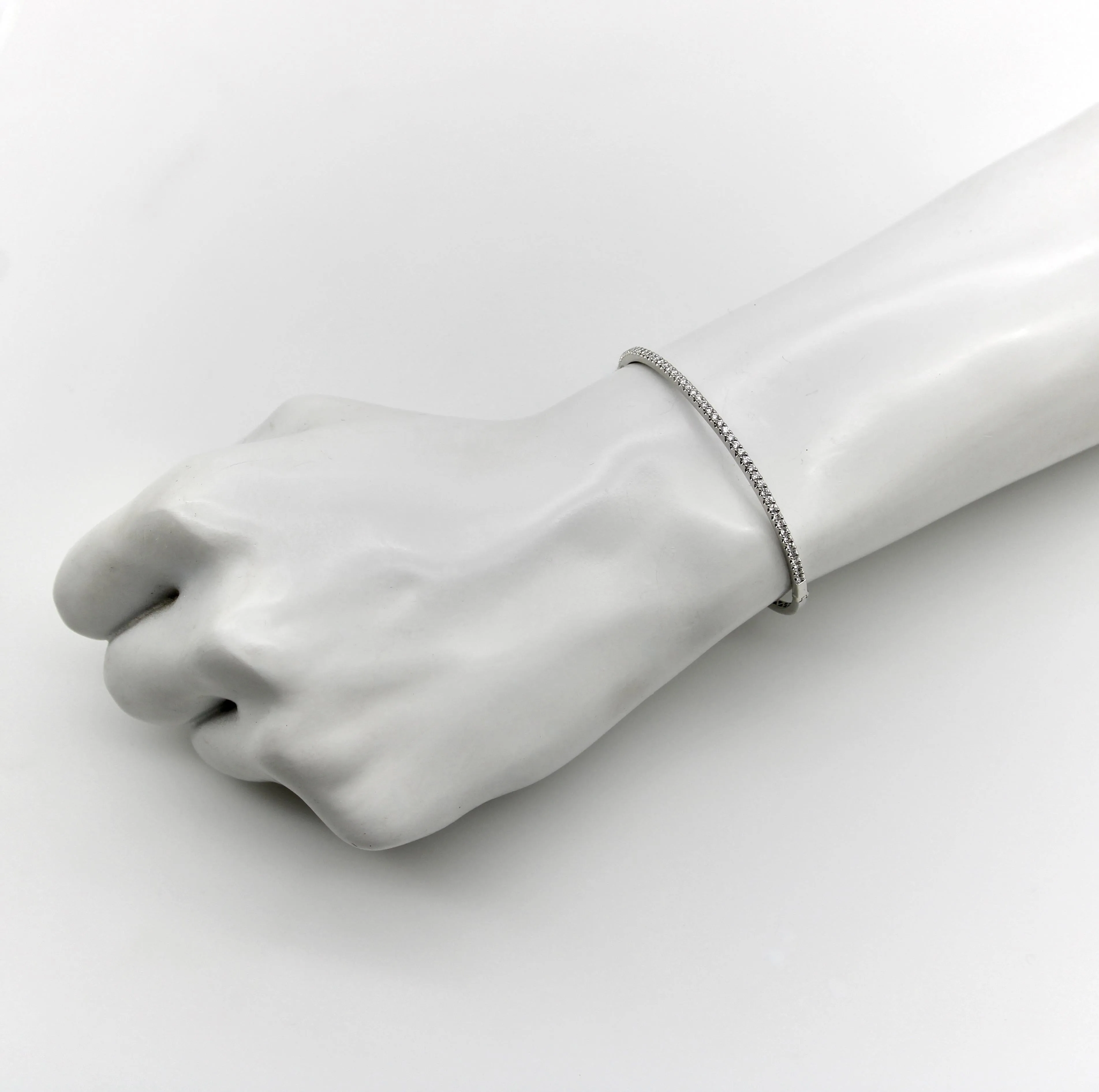 Bracelet jonc contemporain en or blanc 18k et diamants sold by 58 Facettes product image thumbnail 2
