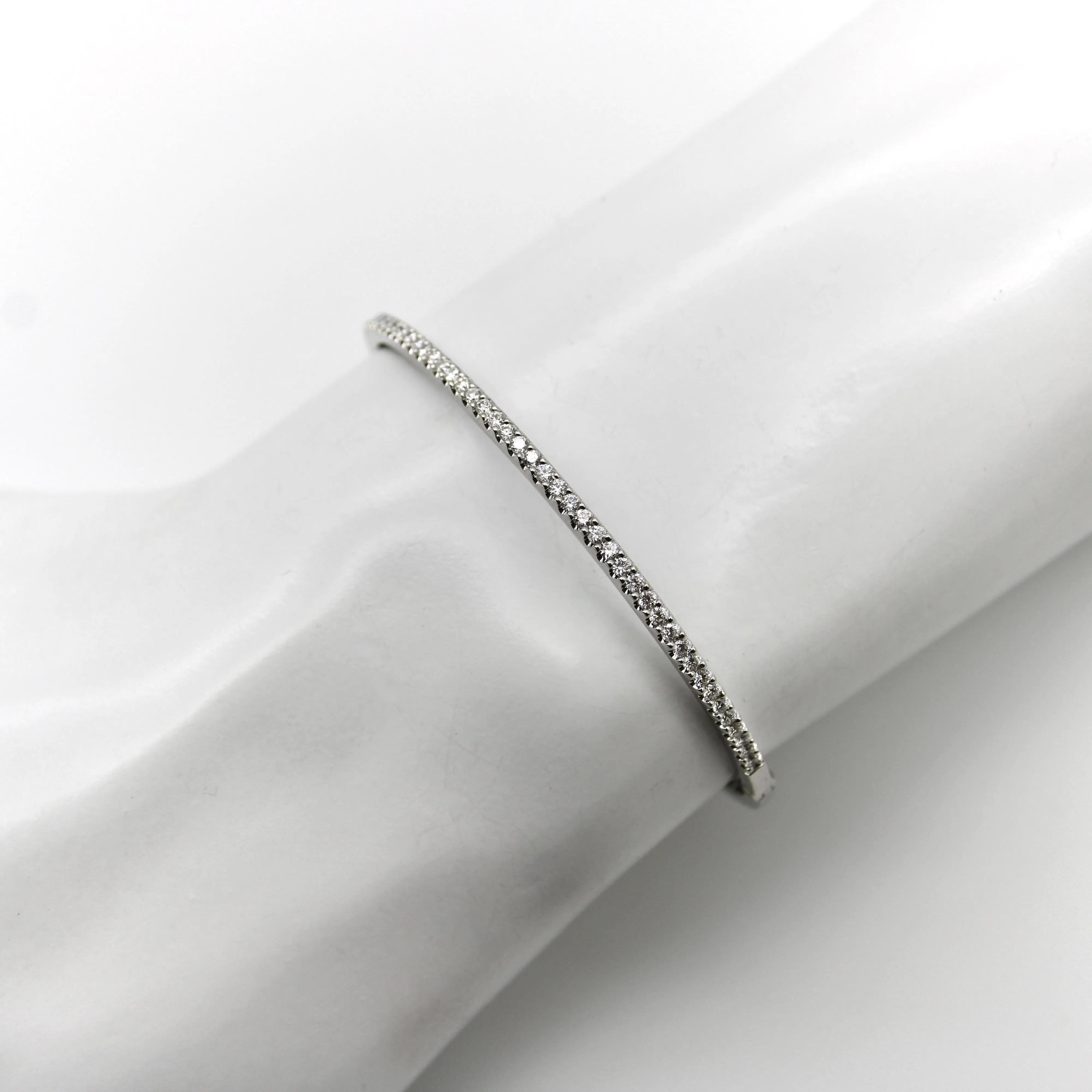 Bracelet jonc contemporain en or blanc 18k et diamants sold by 58 Facettes product image thumbnail 3