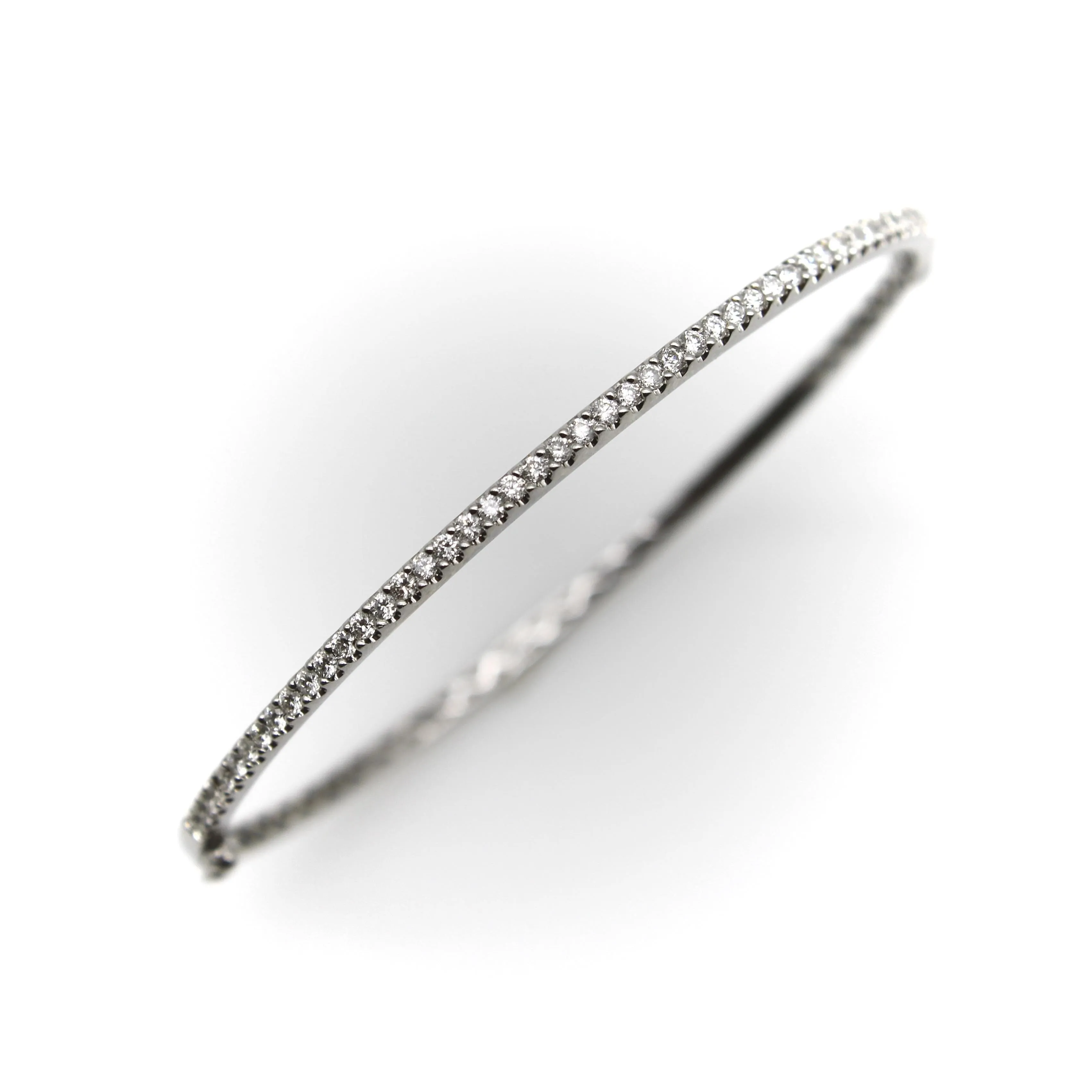 Bracelet jonc contemporain en or blanc 18k et diamants sold by 58 Facettes product image thumbnail 4