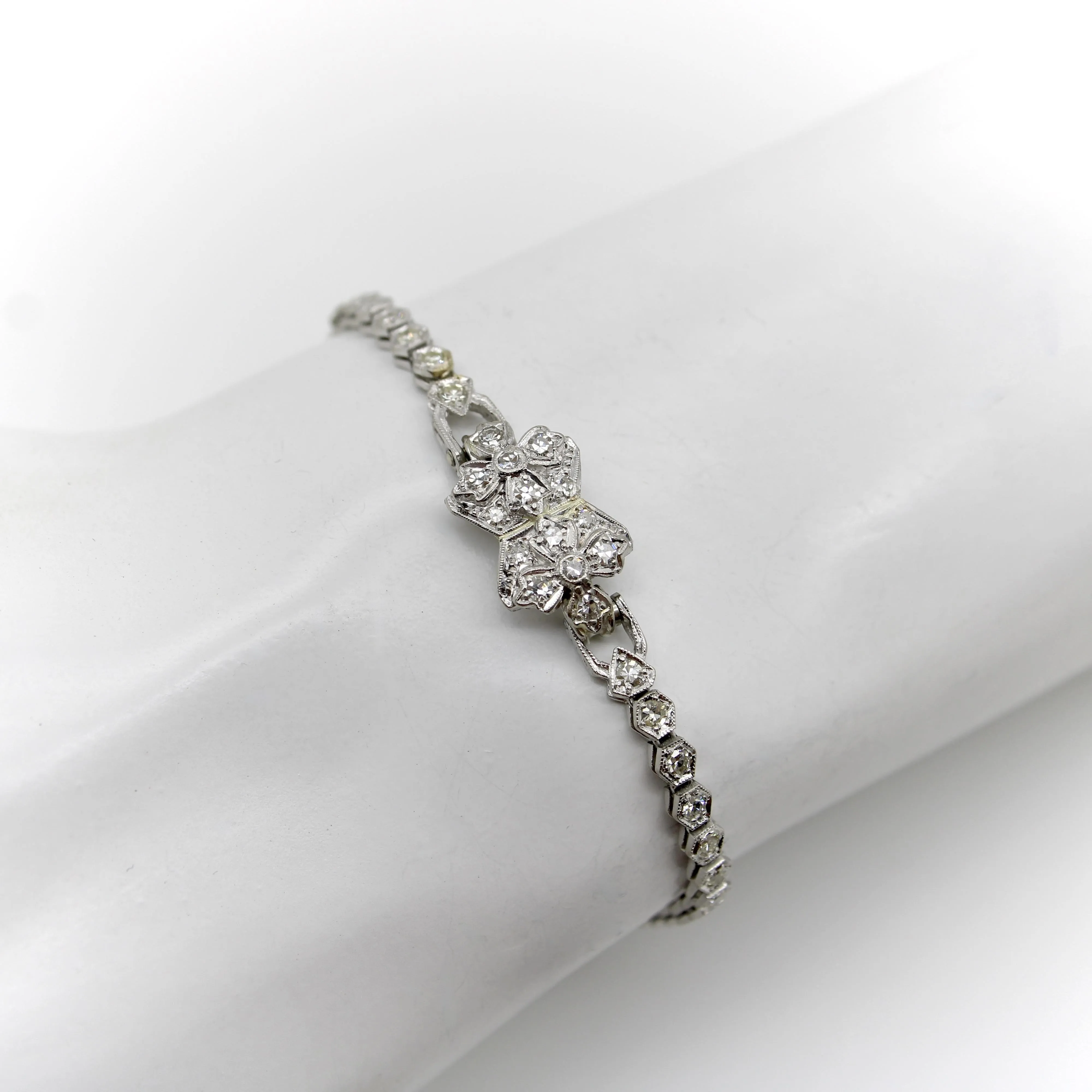 Art déco - Bracelet ligne fleur en platine et diamants sold by 58 Facettes product image thumbnail 2