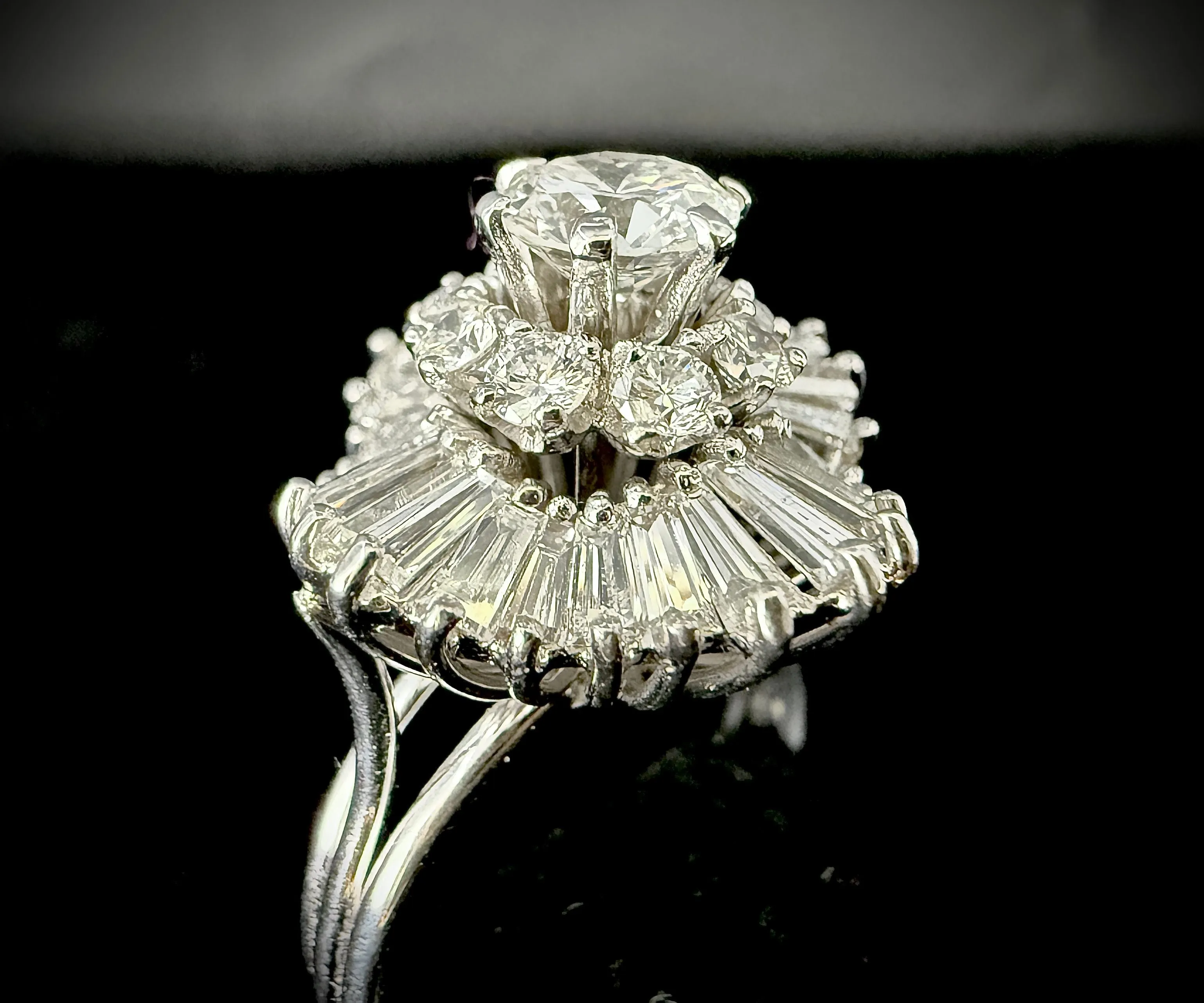 Bague jupe or blanc, diamant de 0,80 carat VS et 4,28 carats d'entourage diamant sold by 58 Facettes product image thumbnail 4