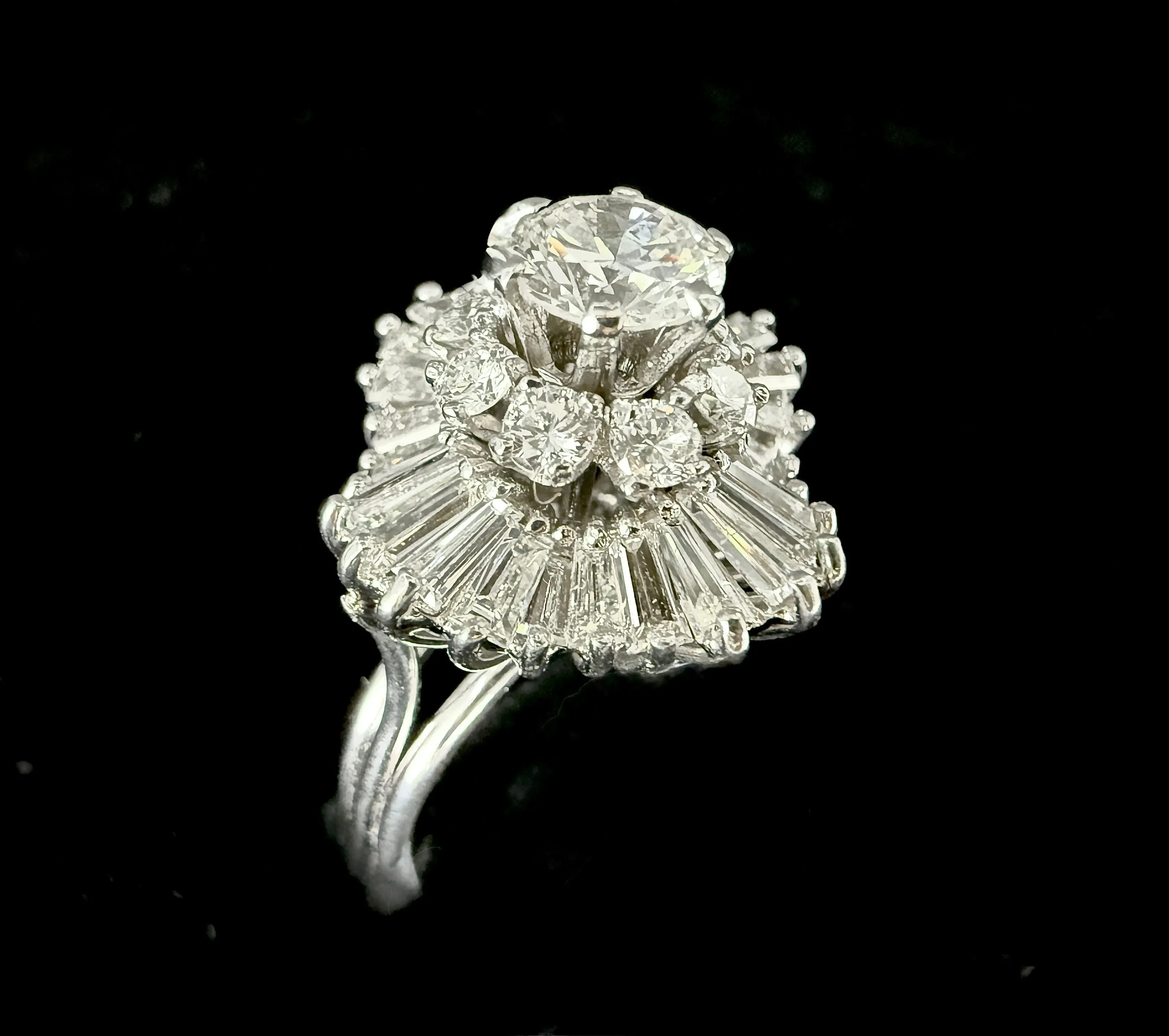 Bague jupe or blanc, diamant de 0,80 carat VS et 4,28 carats d'entourage diamant sold by 58 Facettes product image thumbnail 5