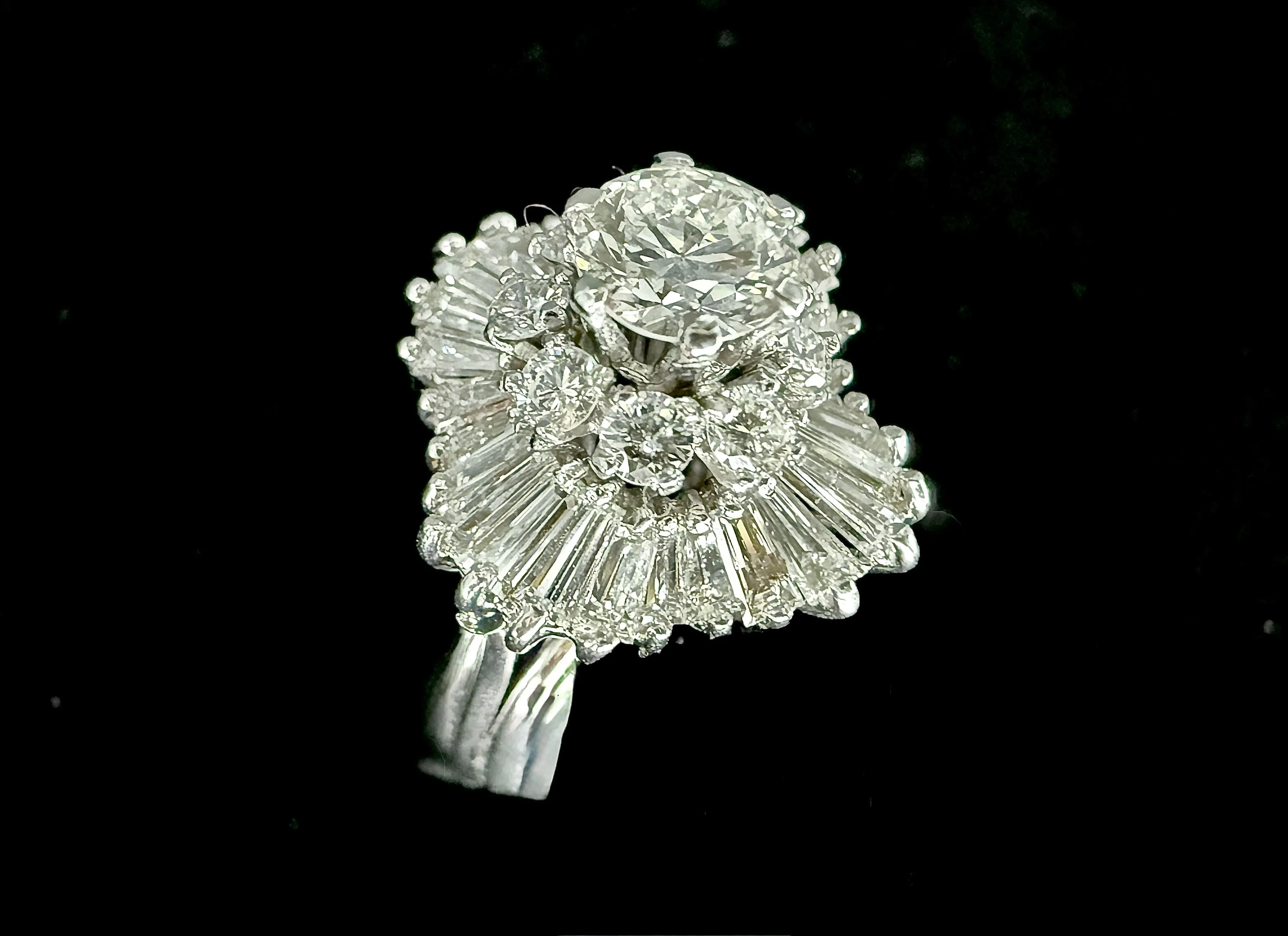 Bague jupe or blanc, diamant de 0,80 carat VS et 4,28 carats d'entourage diamant sold by 58 Facettes product image thumbnail 2