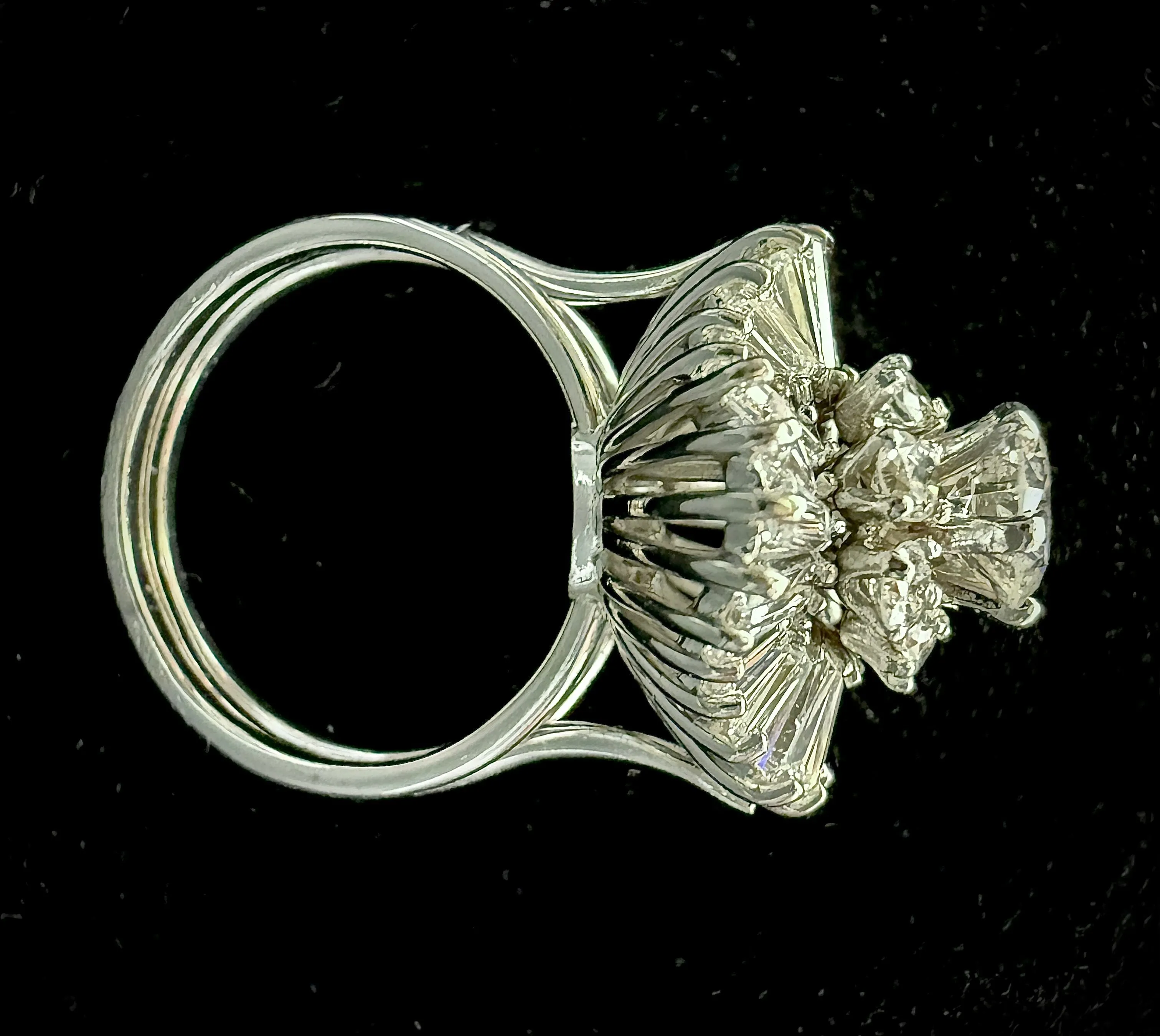 Bague jupe or blanc, diamant de 0,80 carat VS et 4,28 carats d'entourage diamant sold by 58 Facettes product image thumbnail 3