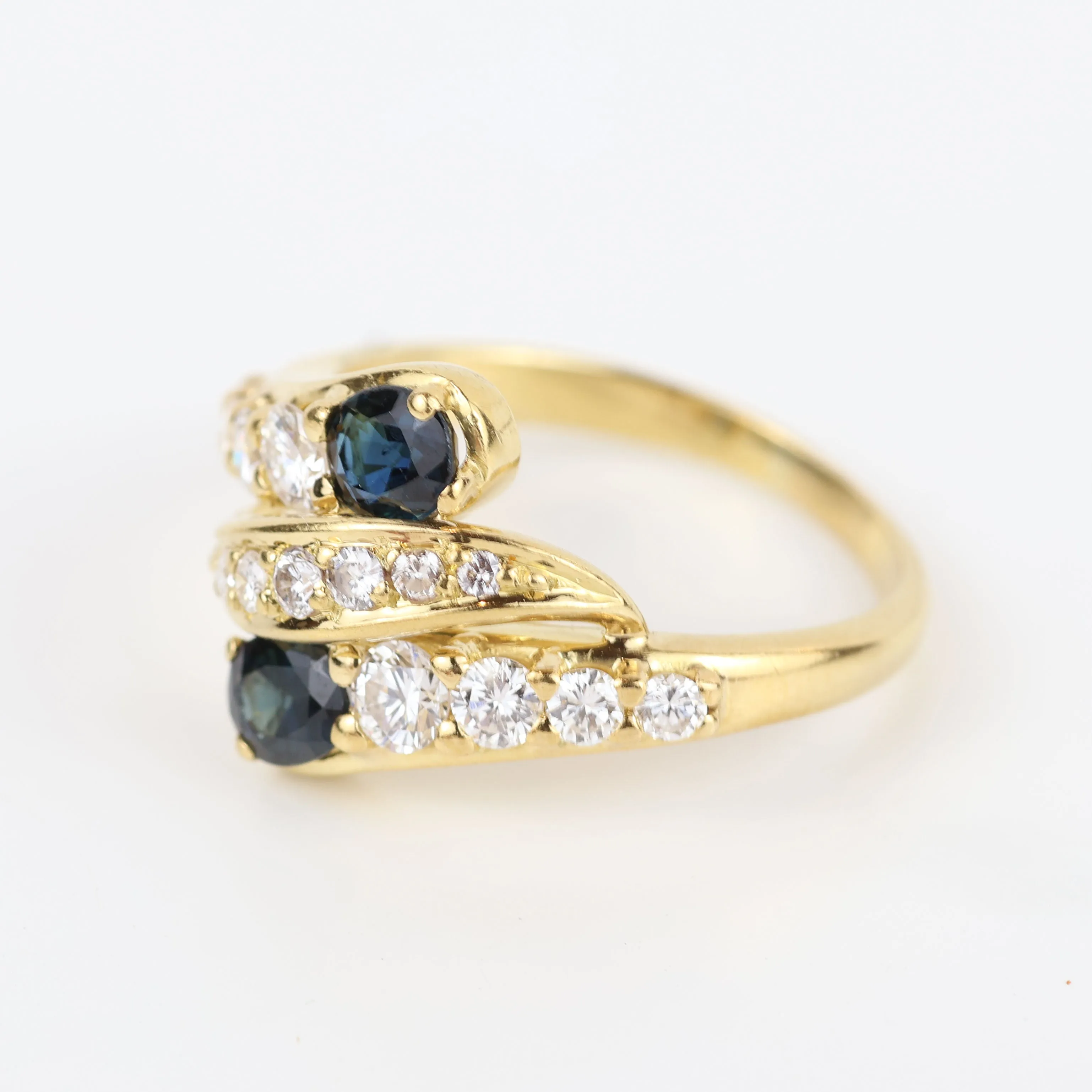 Bague vintage en or jaune 18 carats avec diamants et saphirs sold by 58 Facettes product image thumbnail 3