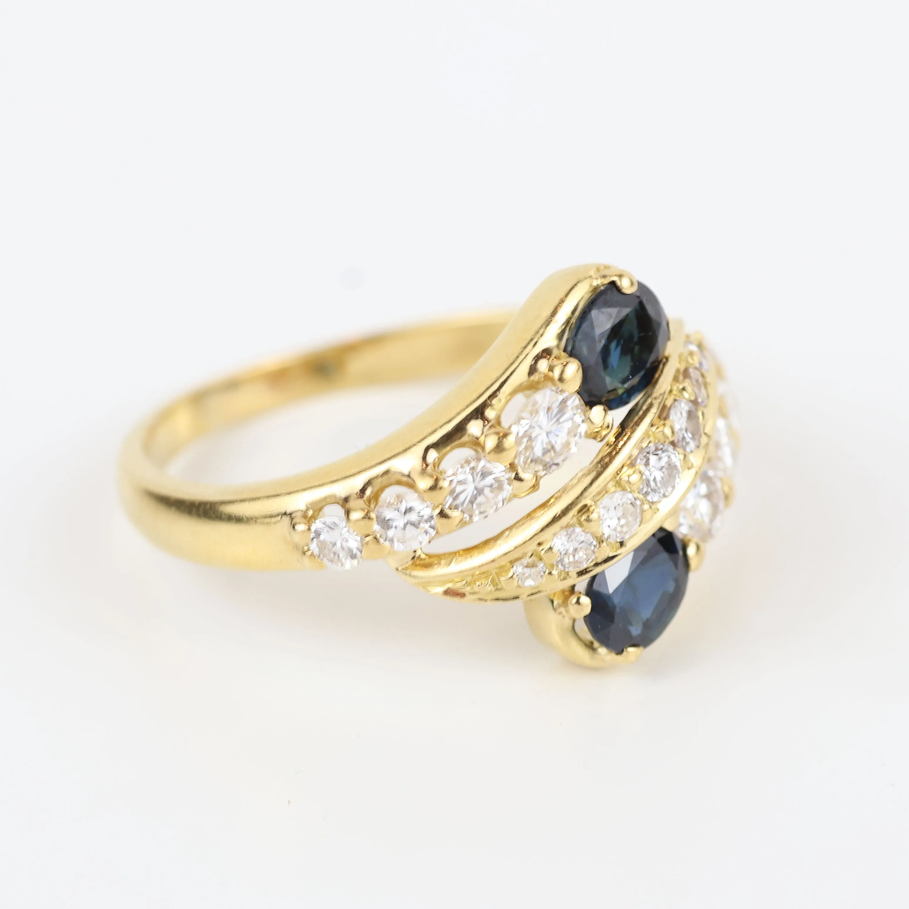 Bague vintage en or jaune 18 carats avec diamants et saphirs sold by 58 Facettes product image thumbnail 4