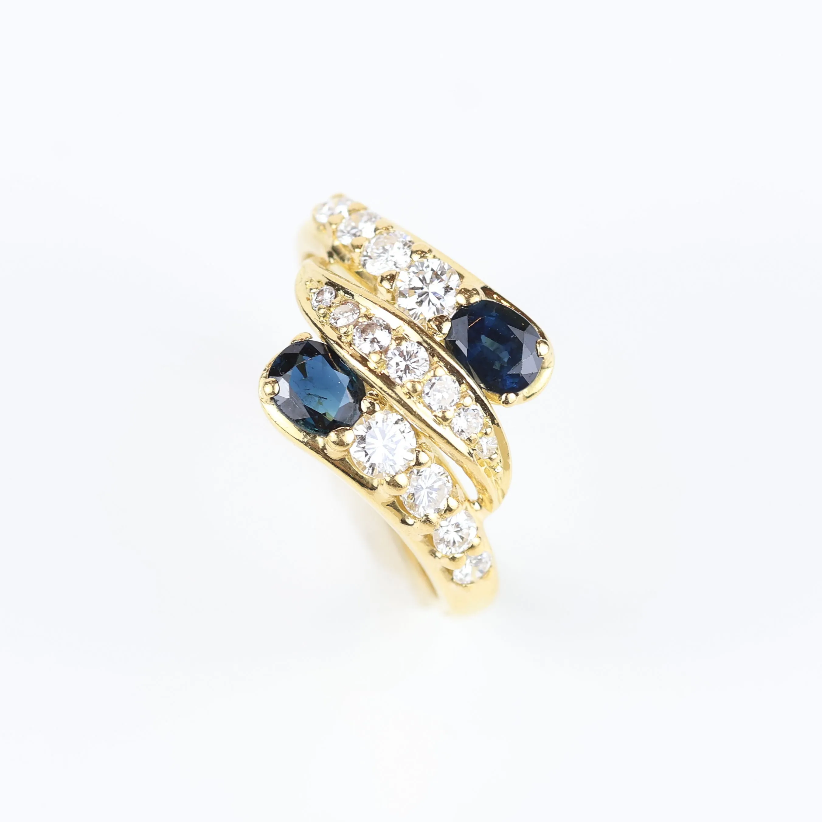 Bague vintage en or jaune 18 carats avec diamants et saphirs sold by 58 Facettes