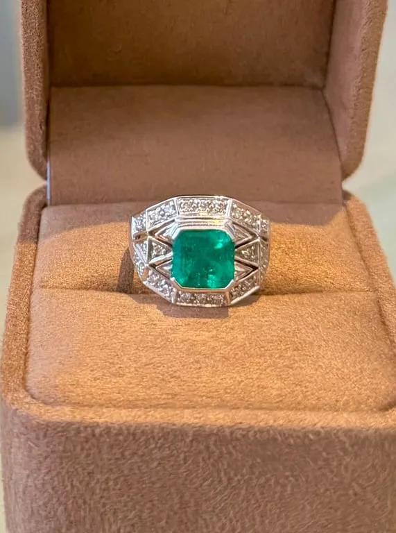 Bague bandeau en or blanc avec émeraude et diamants sold by 58 Facettes product image thumbnail 4