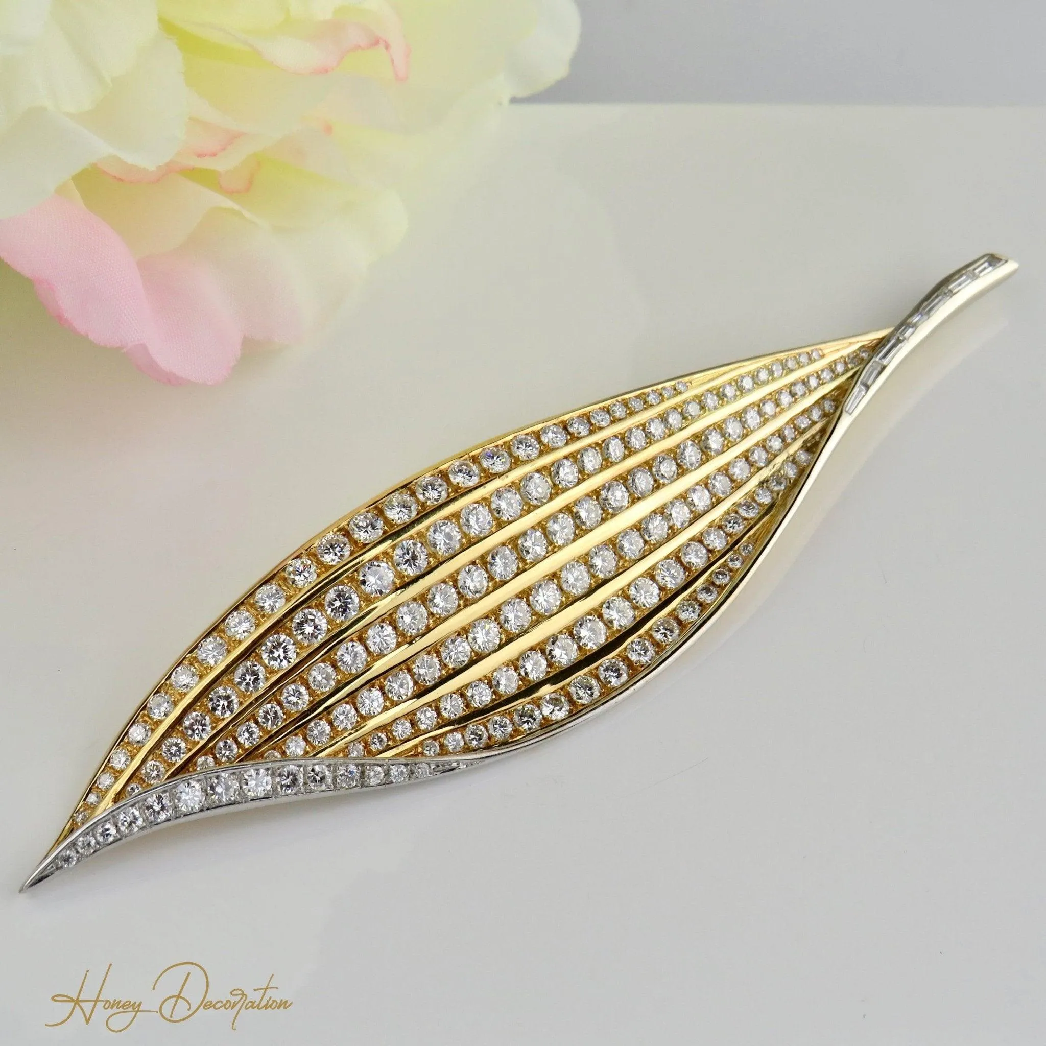 Brosche feuille en or jaune 18 carats et diamants 7,50 ct sold by 58 Facettes product image thumbnail 3