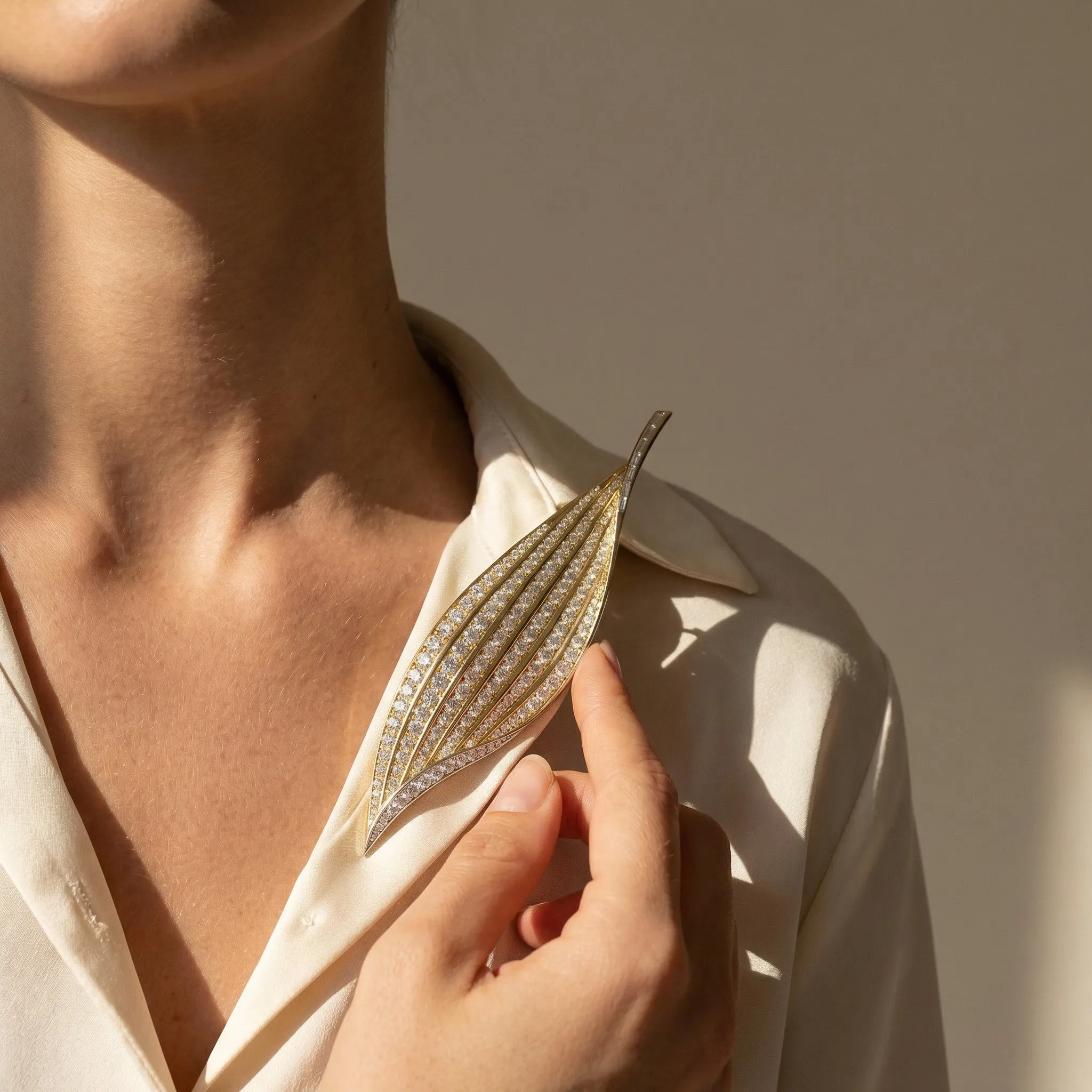 Brosche feuille en or jaune 18 carats et diamants 7,50 ct sold by 58 Facettes product image thumbnail 2