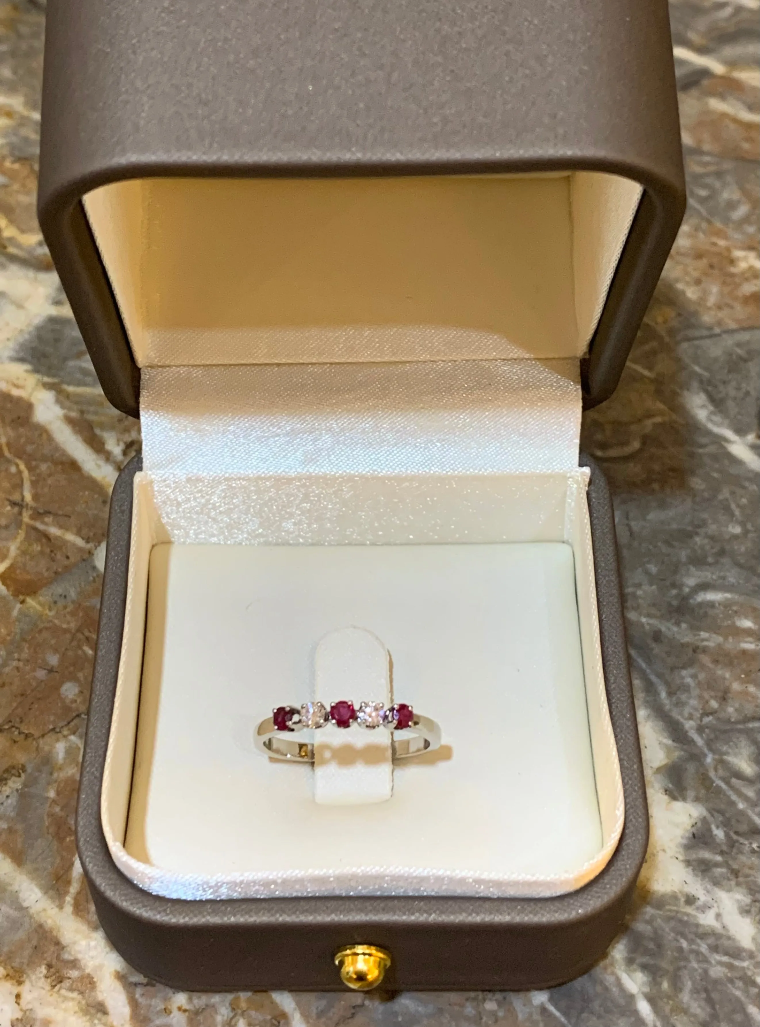 Alliance demi-tour rubis et diamants en or gris 18 carats sold by 58 Facettes product image thumbnail 4