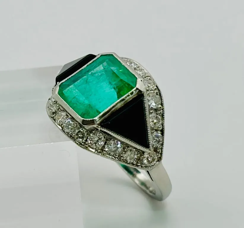 Bague Art déco en platine avec émeraude, onyx et diamants sold by 58 Facettes product image thumbnail 4