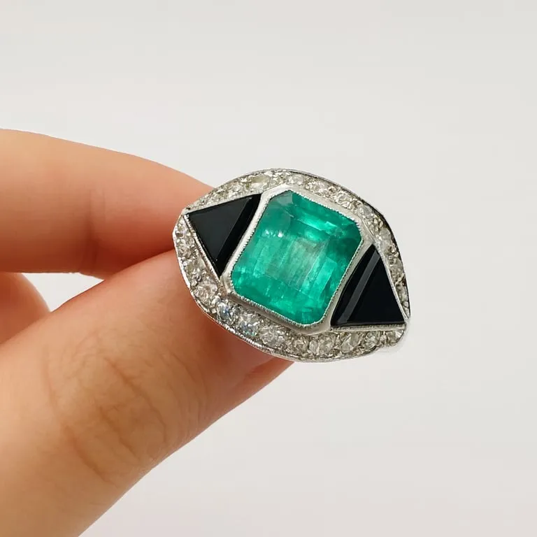 Bague Art déco en platine avec émeraude, onyx et diamants sold by 58 Facettes product image thumbnail 5