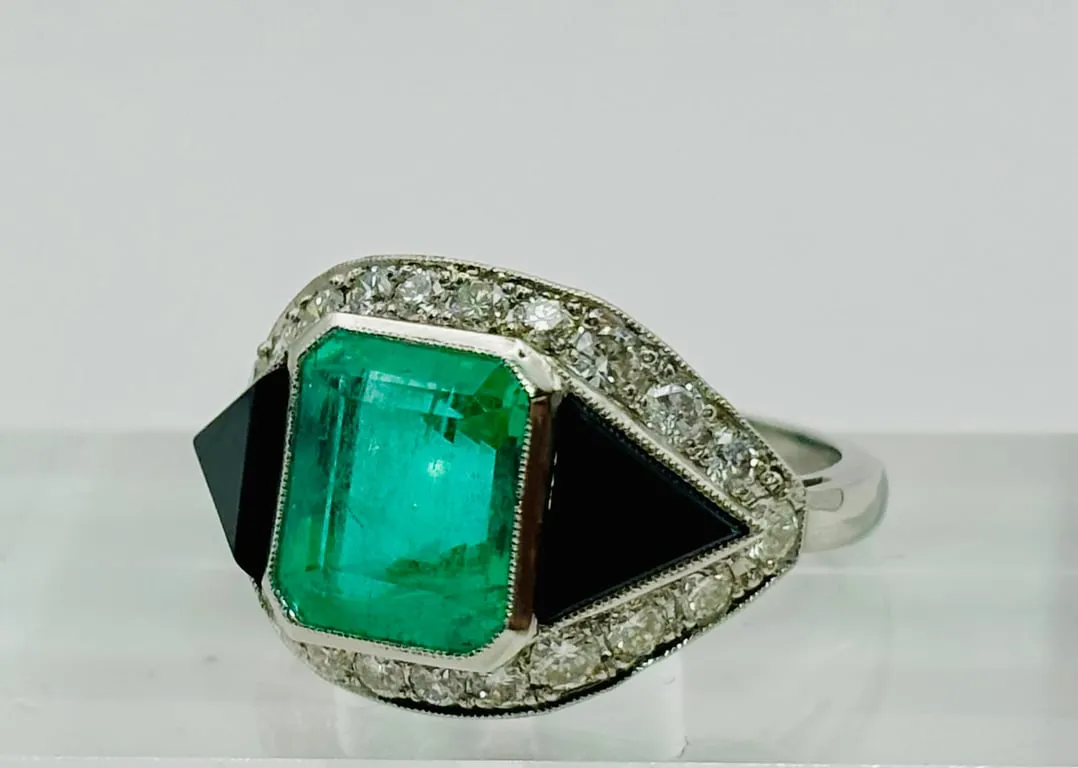 Bague Art déco en platine avec émeraude, onyx et diamants sold by 58 Facettes product image thumbnail 3