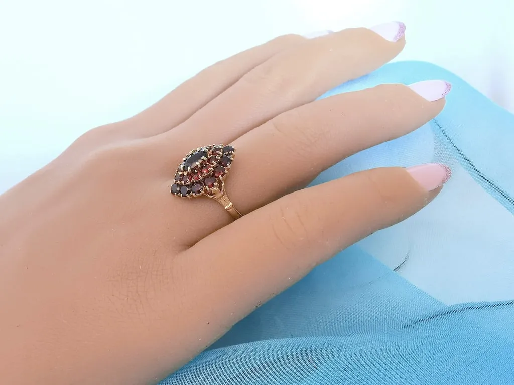 Bague marquise en or jaune 18K sertie de grenats sold by 58 Facettes product image thumbnail 4