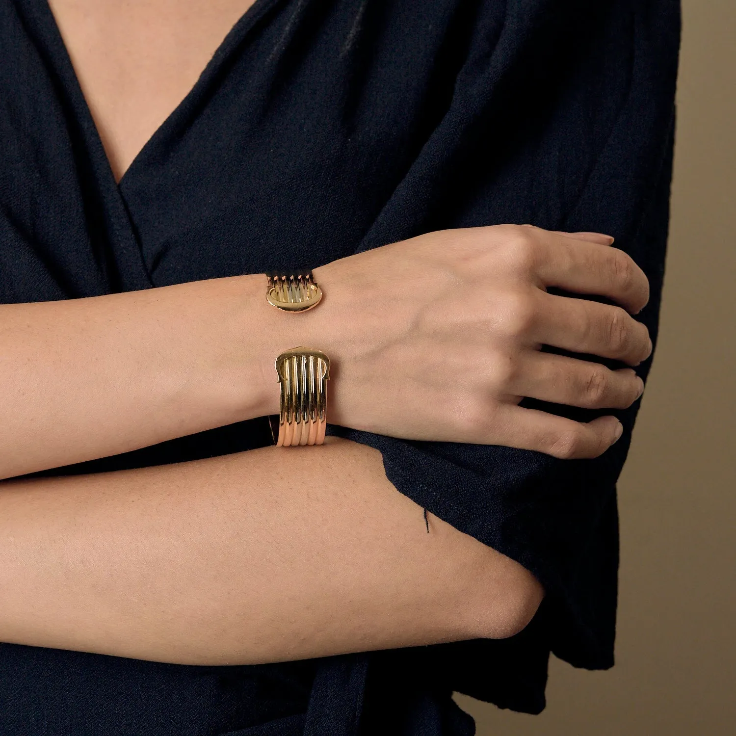 Cartier Trinity - Bracelet jonc manchette en or jaune, blanc et rose sold by 58 Facettes product image thumbnail 2