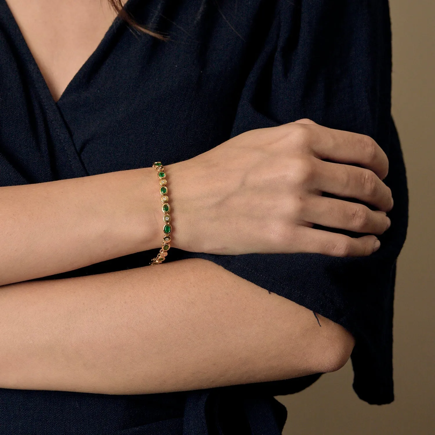 Bracelet en or jaune 18 carats à émeraudes et diamants sold by 58 Facettes product image thumbnail 2