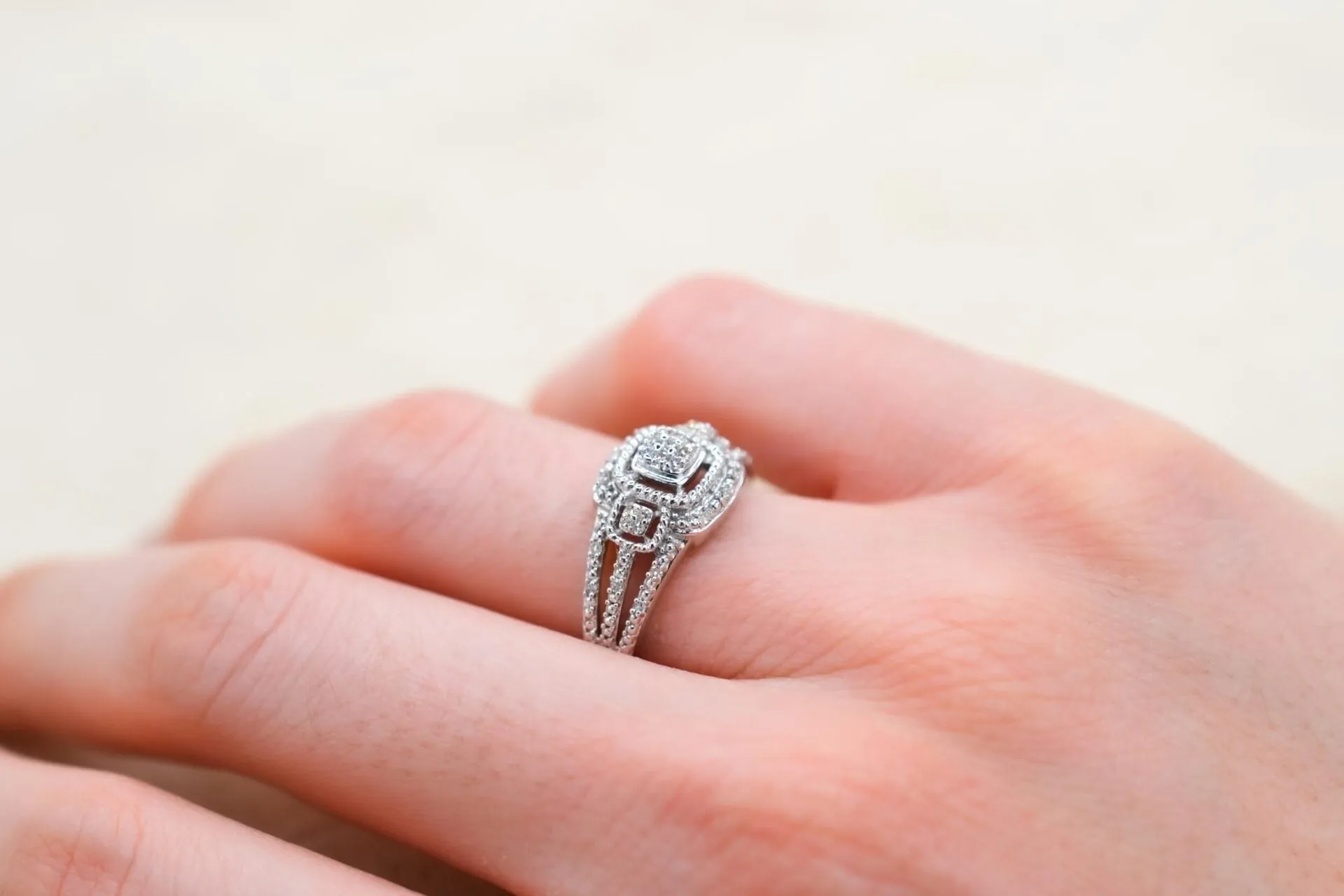 Bague ajourée en or blanc 18 carats sertie de diamants sold by 58 Facettes product image thumbnail 3