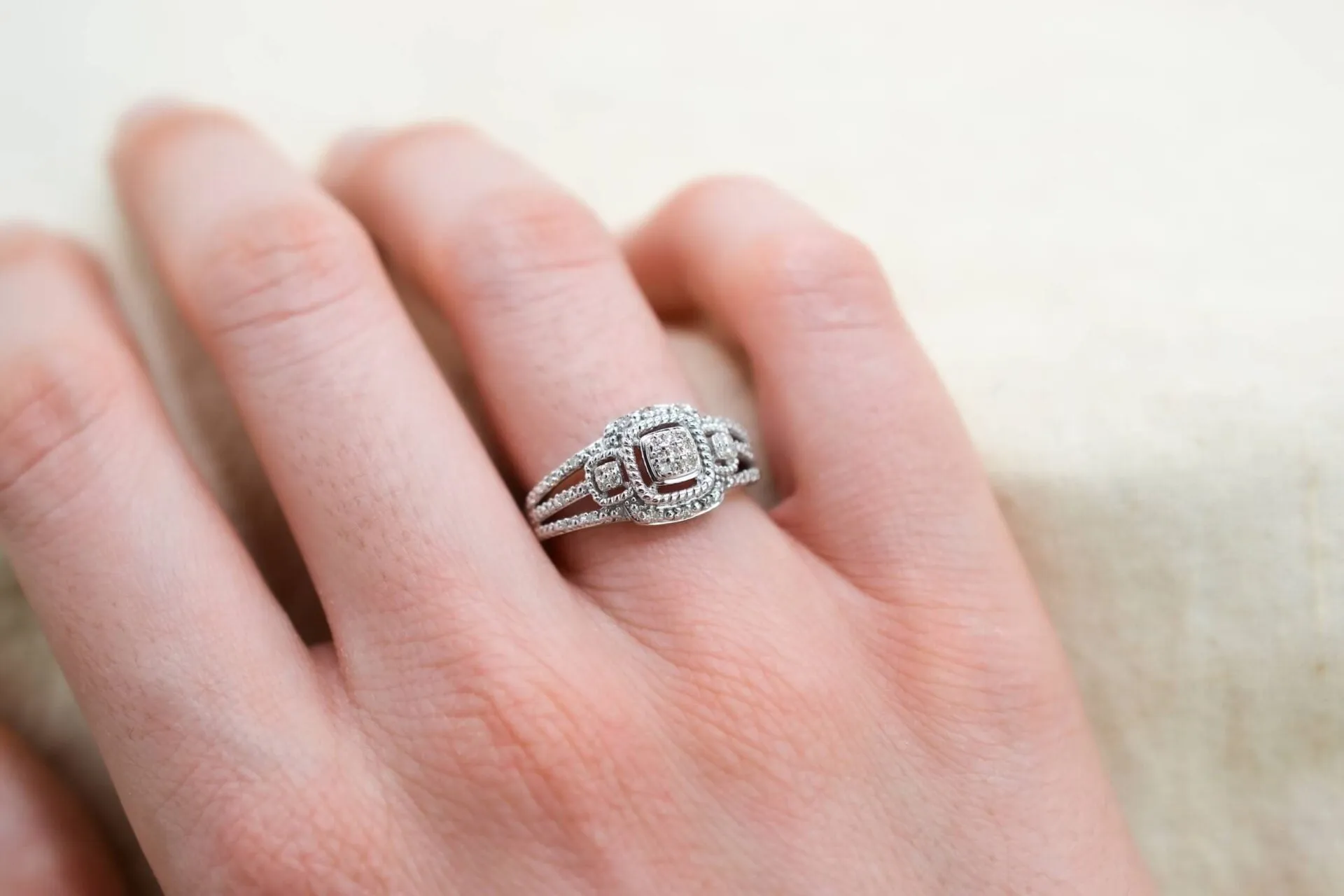Bague ajourée en or blanc 18 carats sertie de diamants sold by 58 Facettes product image thumbnail 2