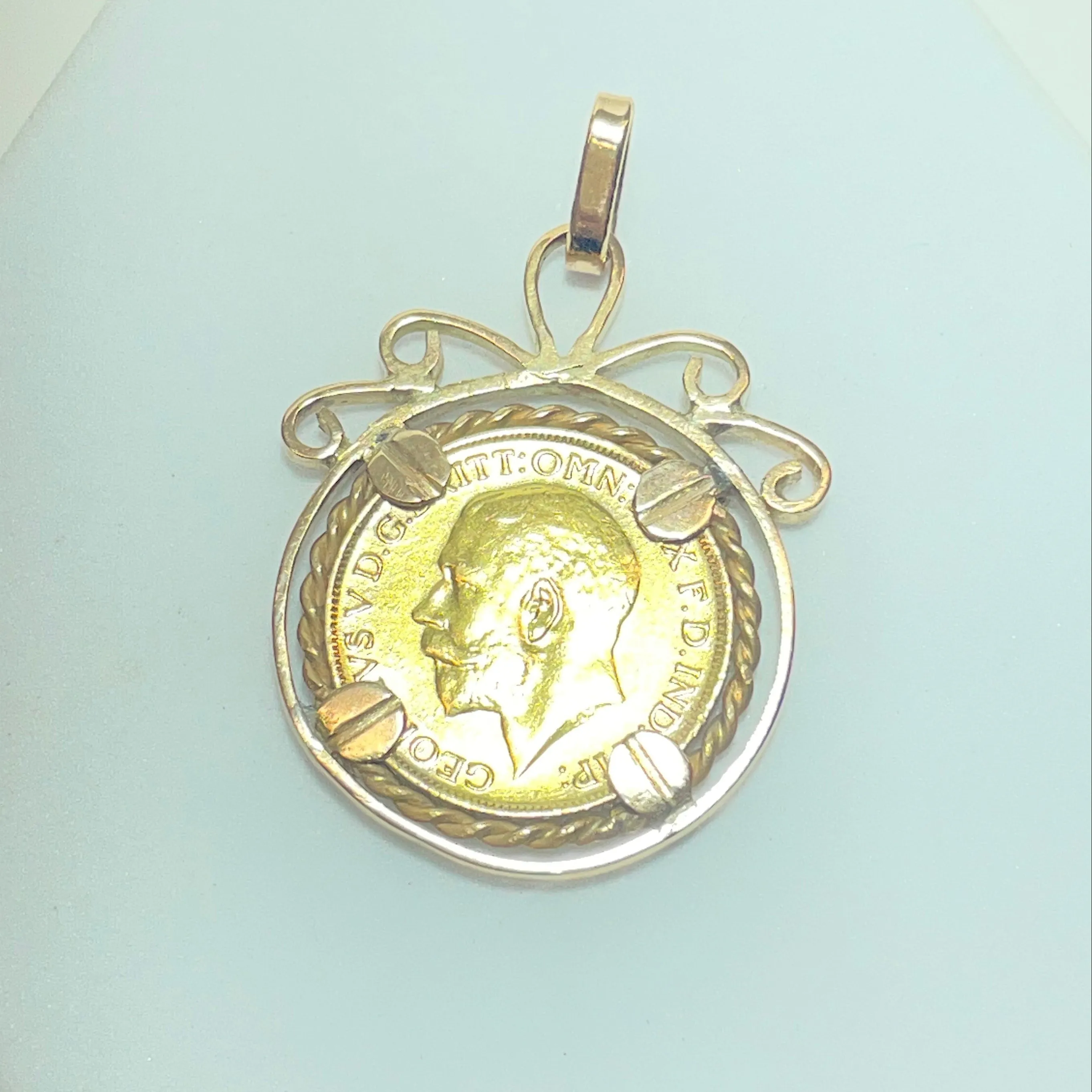 Pendentif pièce type Souverain en or jaune 18 carats 14,51 g sold by 58 Facettes product image thumbnail 2