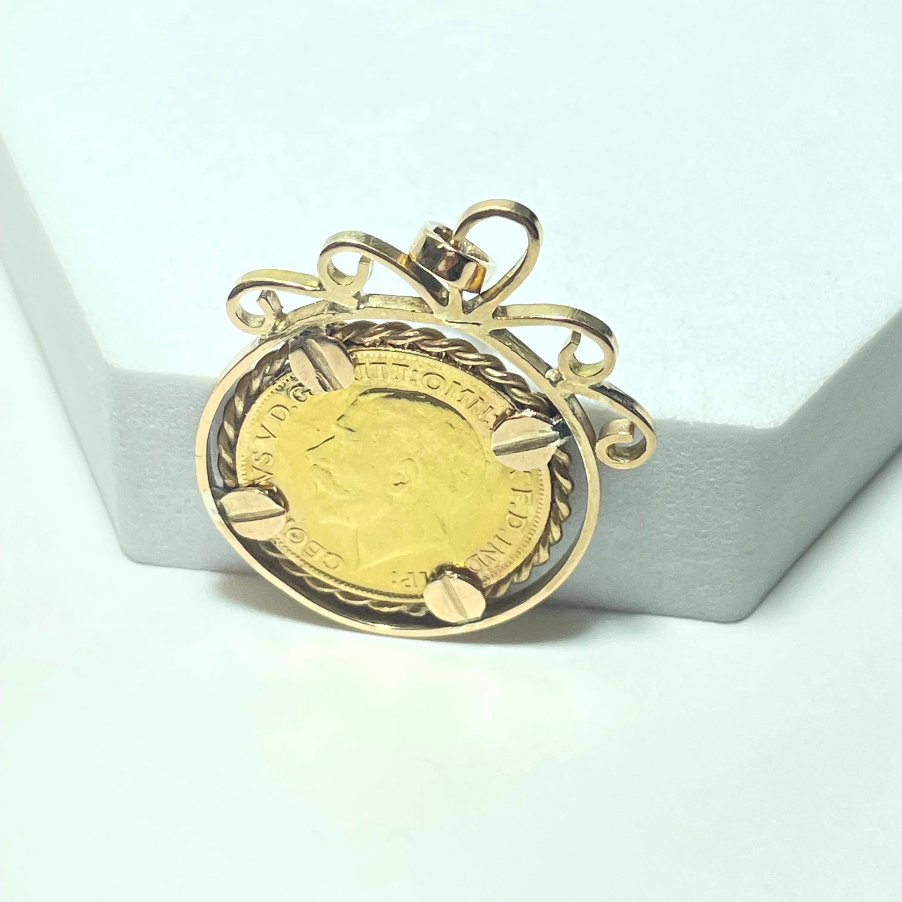Pendentif pièce type Souverain en or jaune 18 carats 14,51 g sold by 58 Facettes product image thumbnail 4