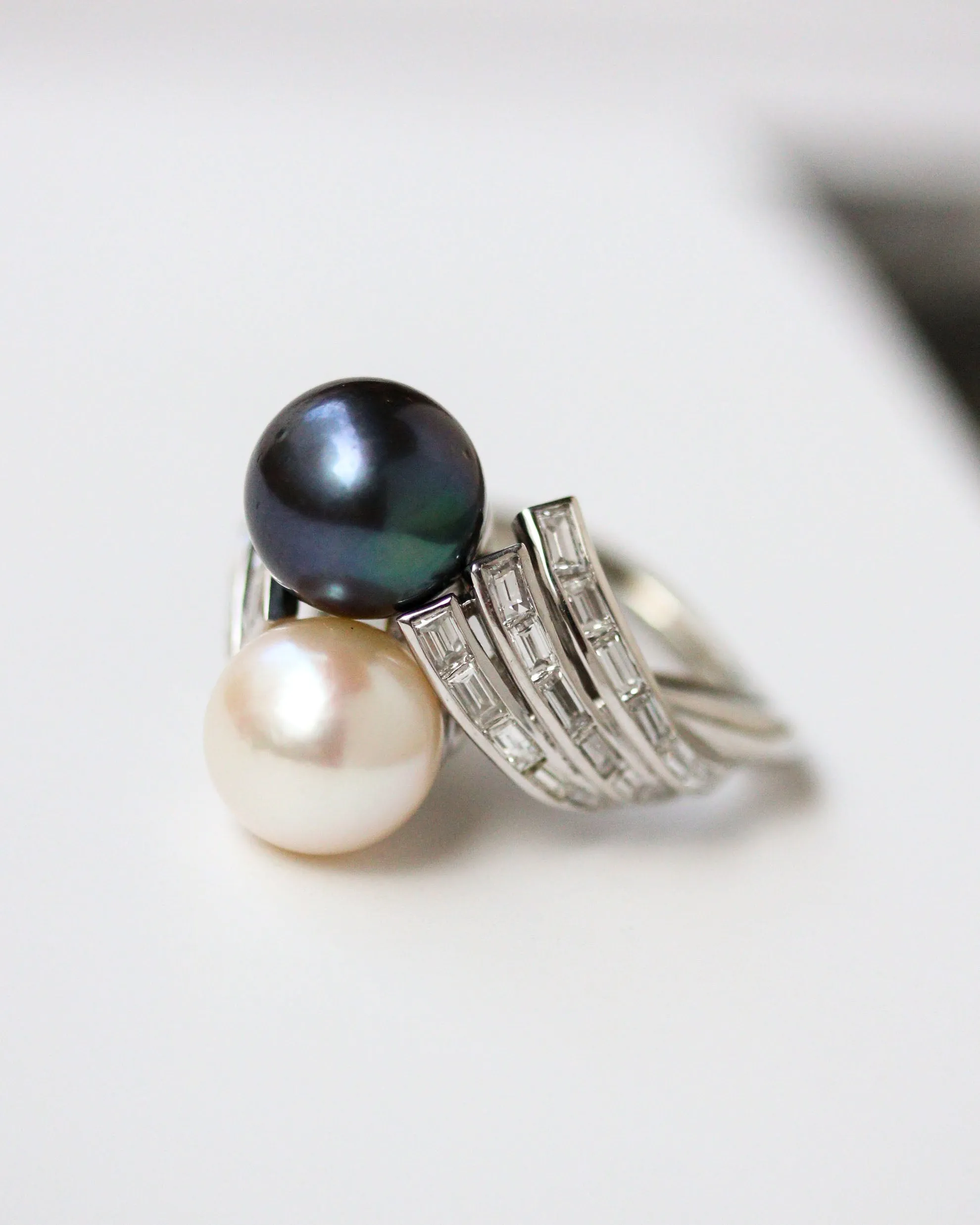 Bague toi et moi en platine avec perles et diamants baguette sold by 58 Facettes