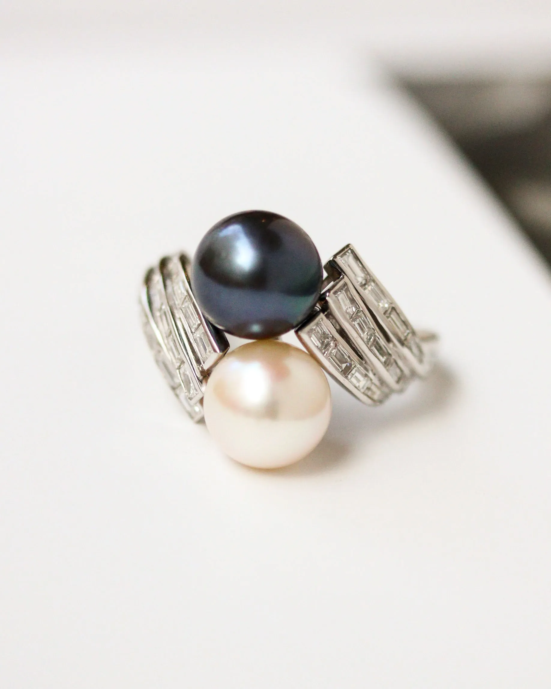 Bague toi et moi en platine avec perles et diamants baguette sold by 58 Facettes product image thumbnail 3