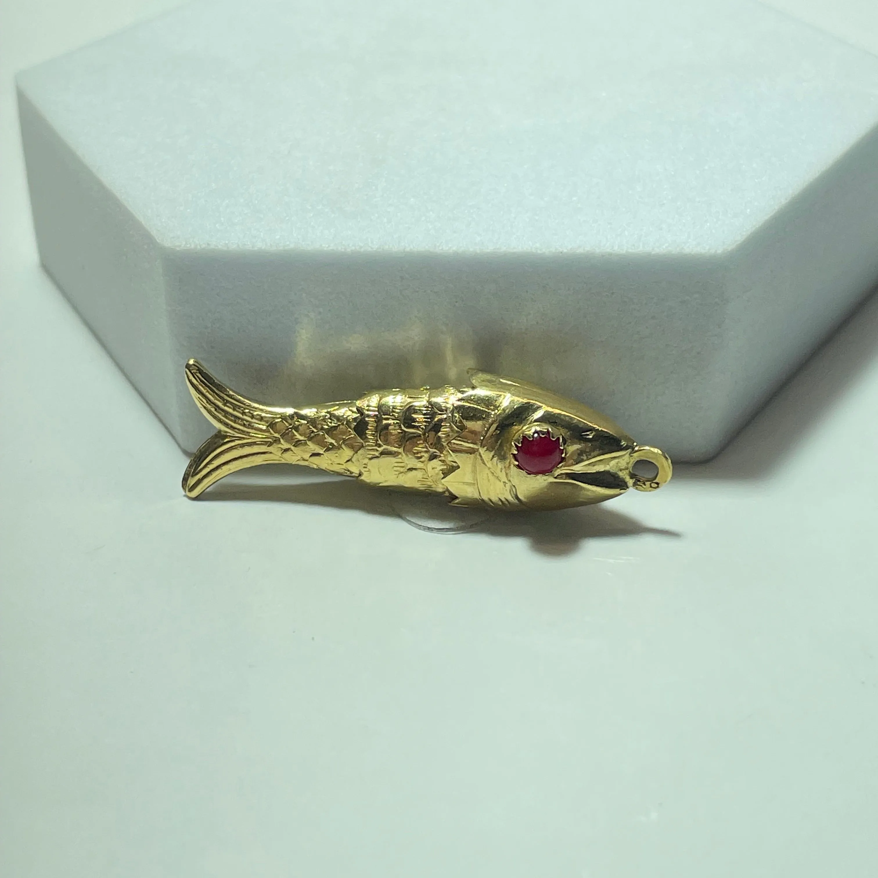 Pendentif poisson en or jaune 18 carats 5 g avec pierre rouge sold by 58 Facettes product image thumbnail 2
