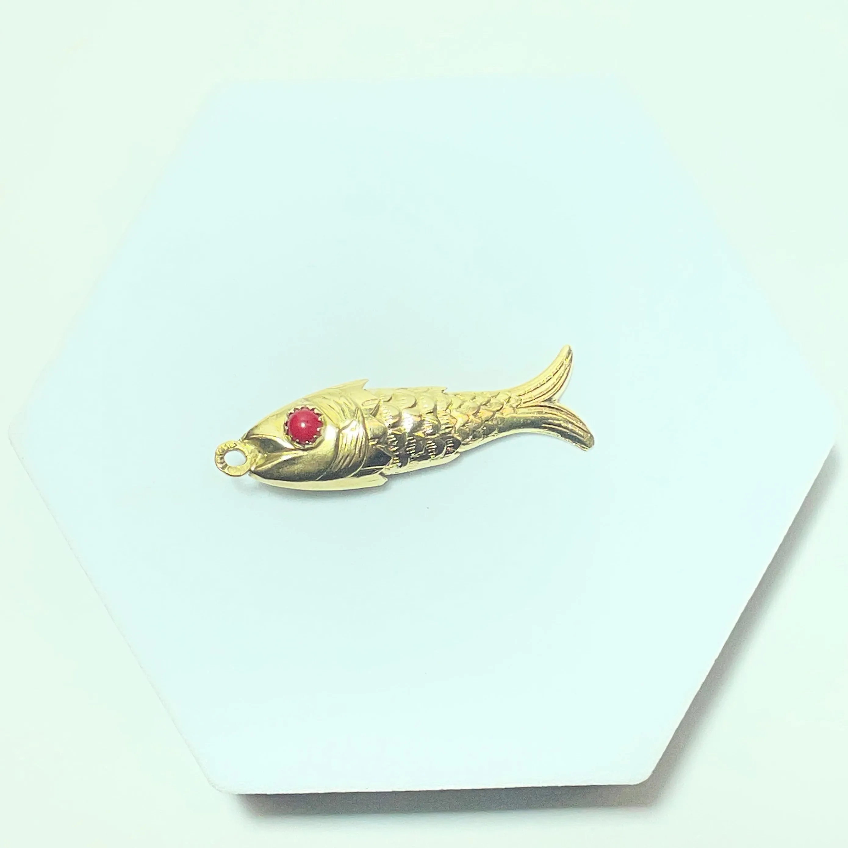 Pendentif poisson en or jaune 18 carats 5 g avec pierre rouge sold by 58 Facettes product image thumbnail 3