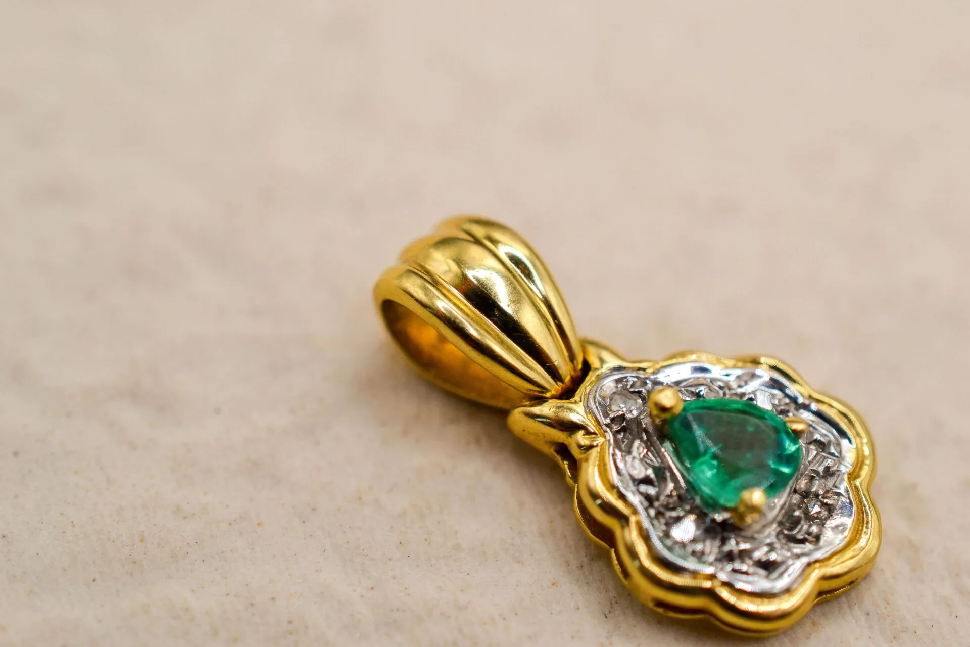 Pendentif floral en or jaune 18 carats avec émeraude et diamants sold by 58 Facettes product image thumbnail 3