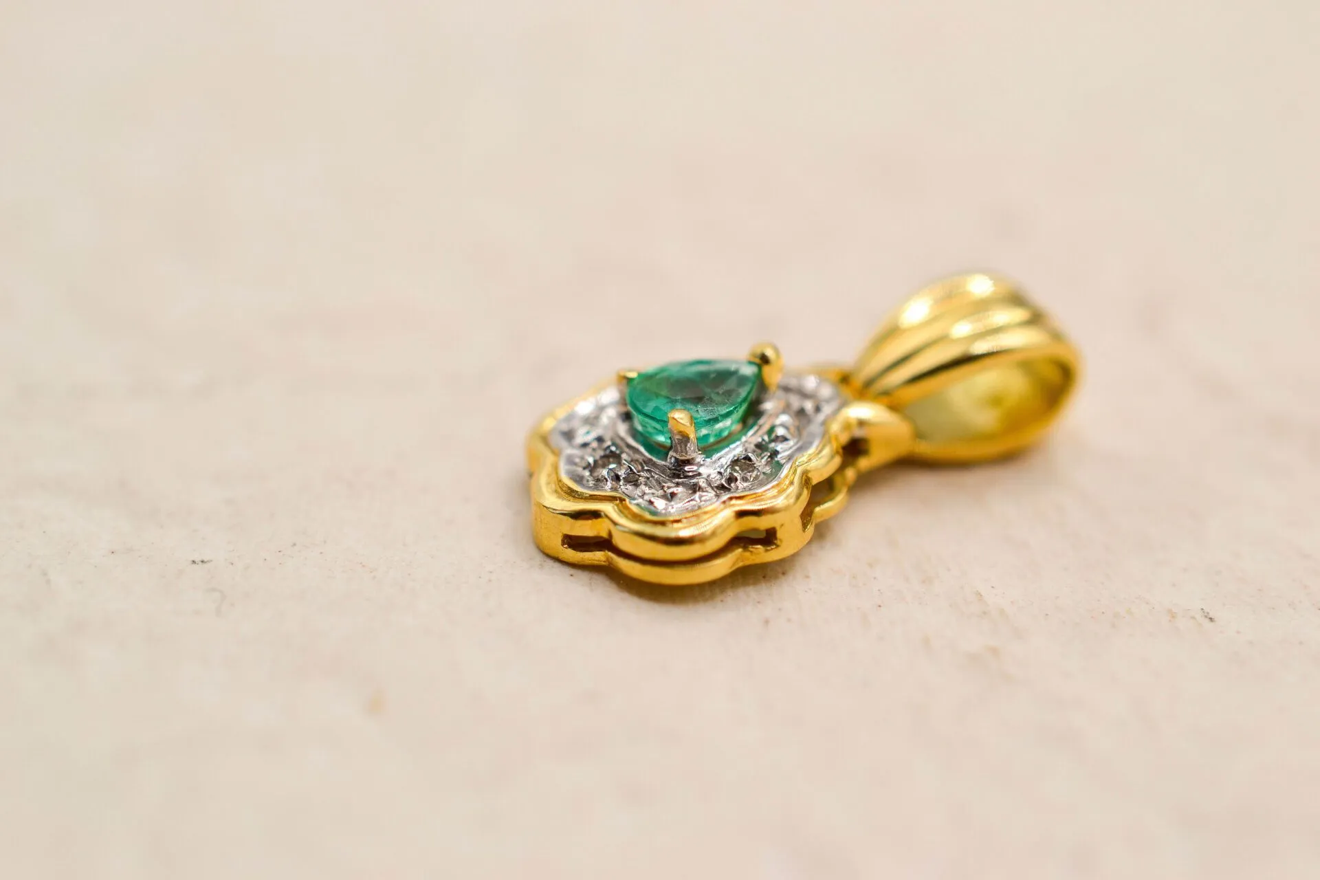 Pendentif floral en or jaune 18 carats avec émeraude et diamants sold by 58 Facettes product image thumbnail 4