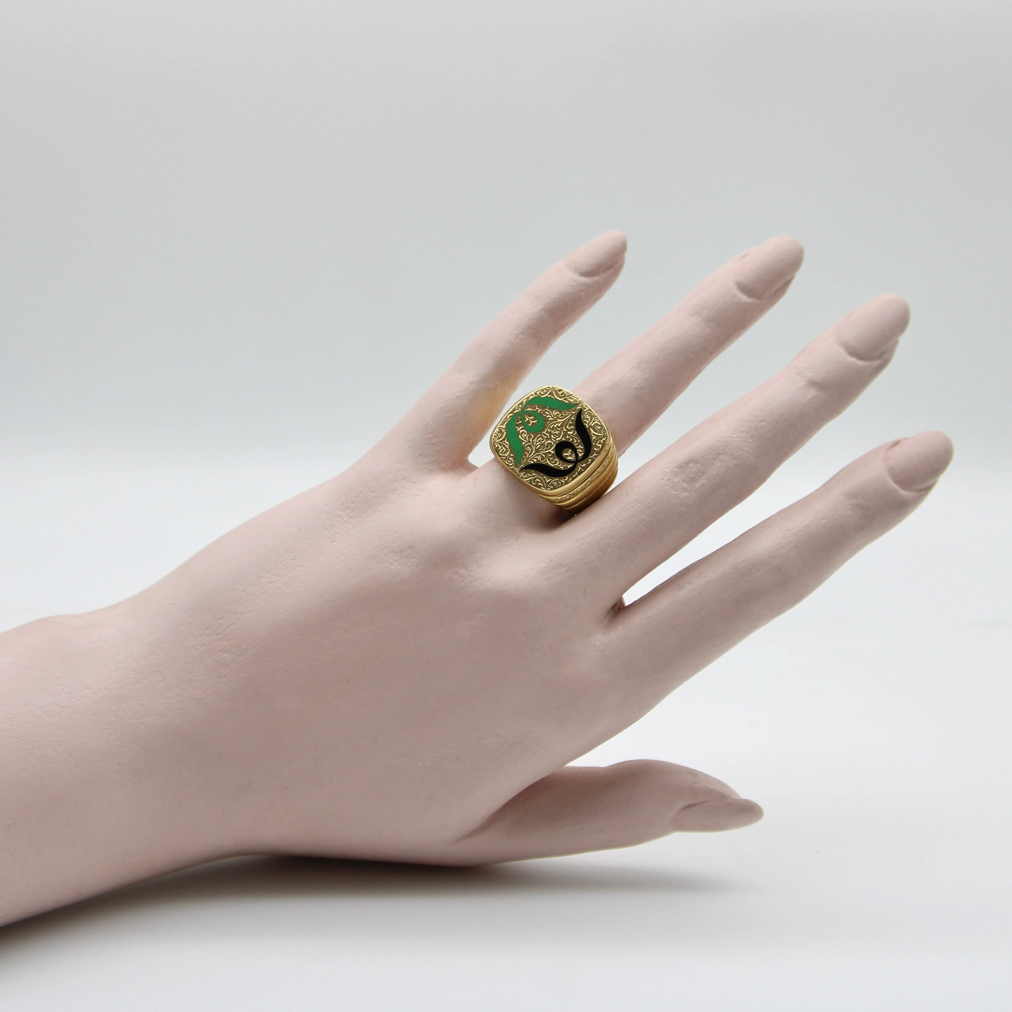 Bague chevalière en or jaune 18 carats avec émail noir et vert sold by 58 Facettes product image thumbnail 2