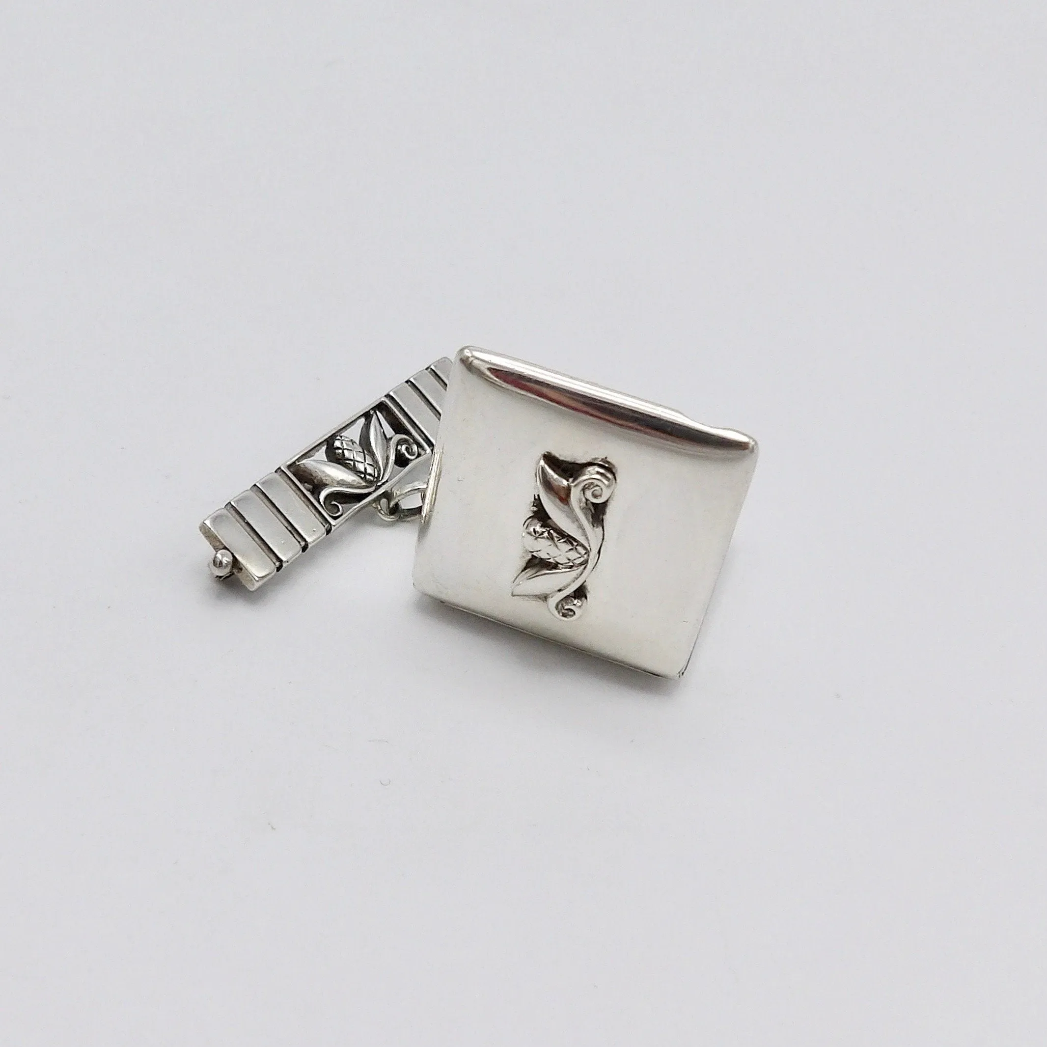 Georg Jensen - Broche vintage en argent sterling avec médaillon sold by 58 Facettes product image thumbnail 2