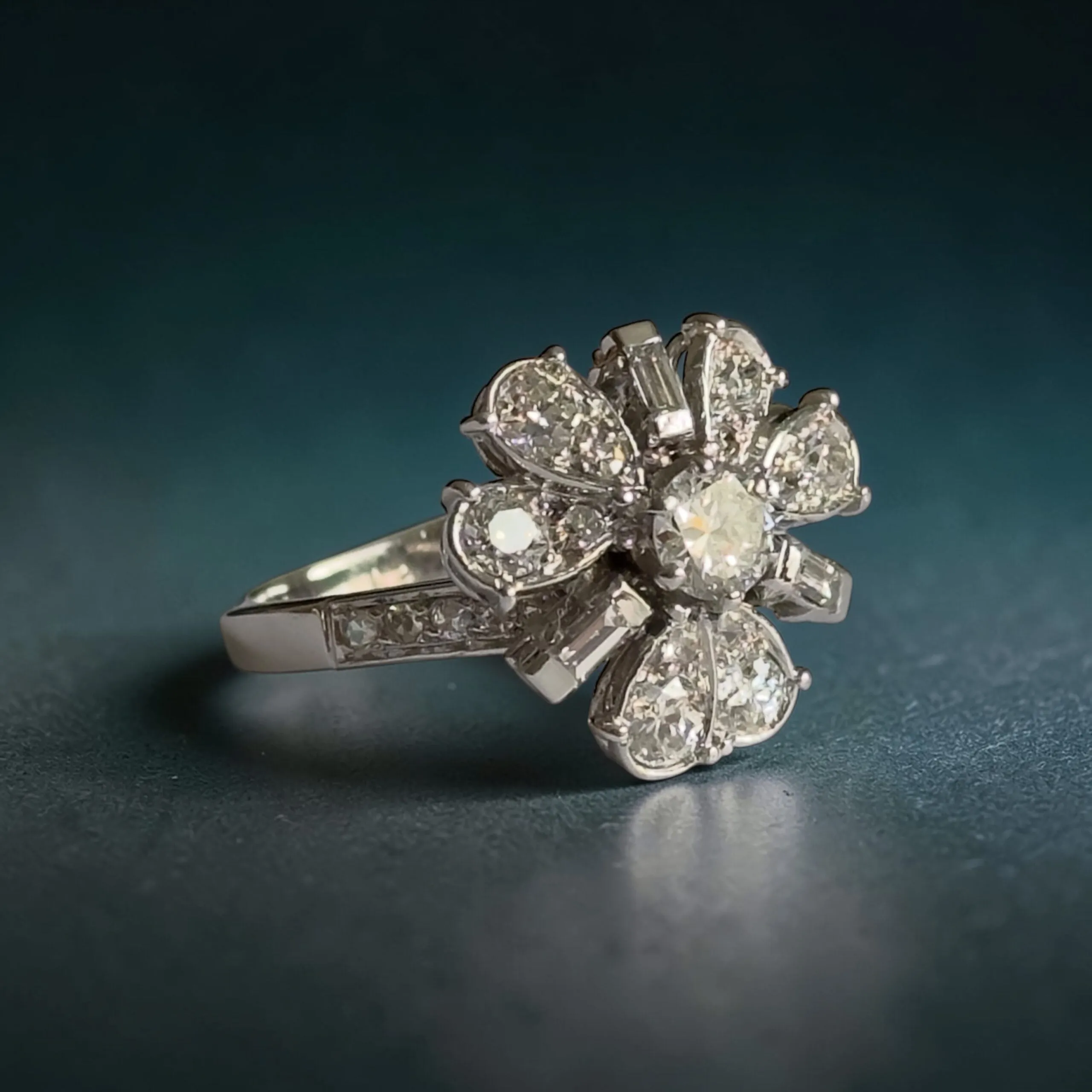 Bague fleur vintage - Bague en or blanc 18 carats et platine, diamants sold by 58 Facettes product image thumbnail 3