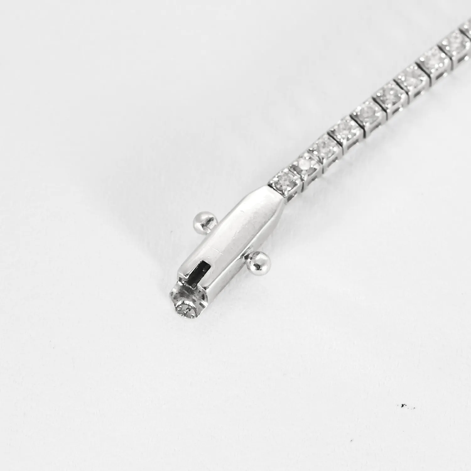 Bracelet ligne en or gris et diamants sold by 58 Facettes product image thumbnail 4