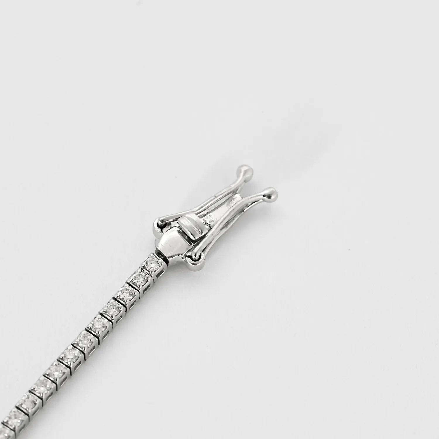Bracelet ligne en or gris et diamants sold by 58 Facettes product image thumbnail 5