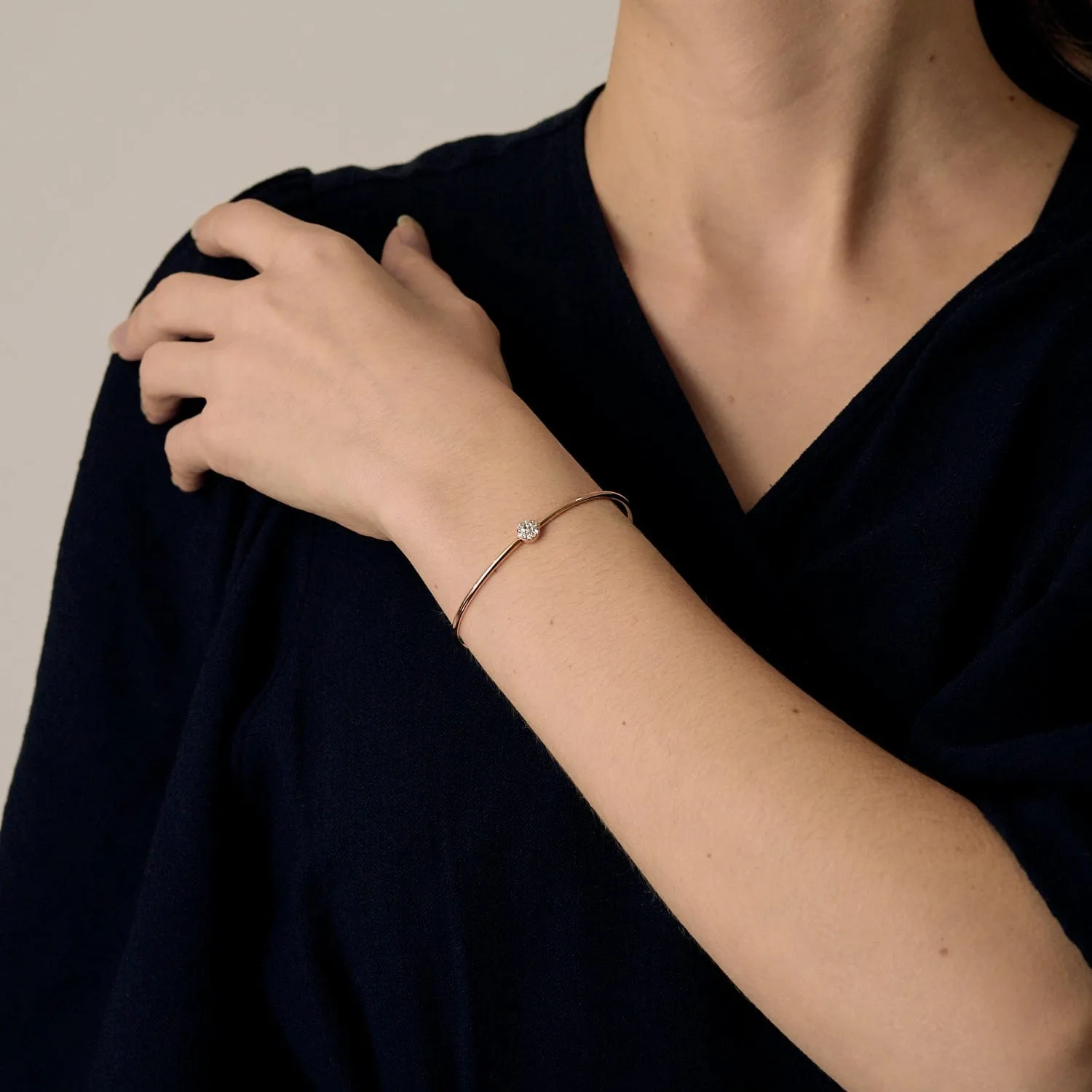 Bracelet jonc en or jaune à motif floral sold by 58 Facettes product image thumbnail 2