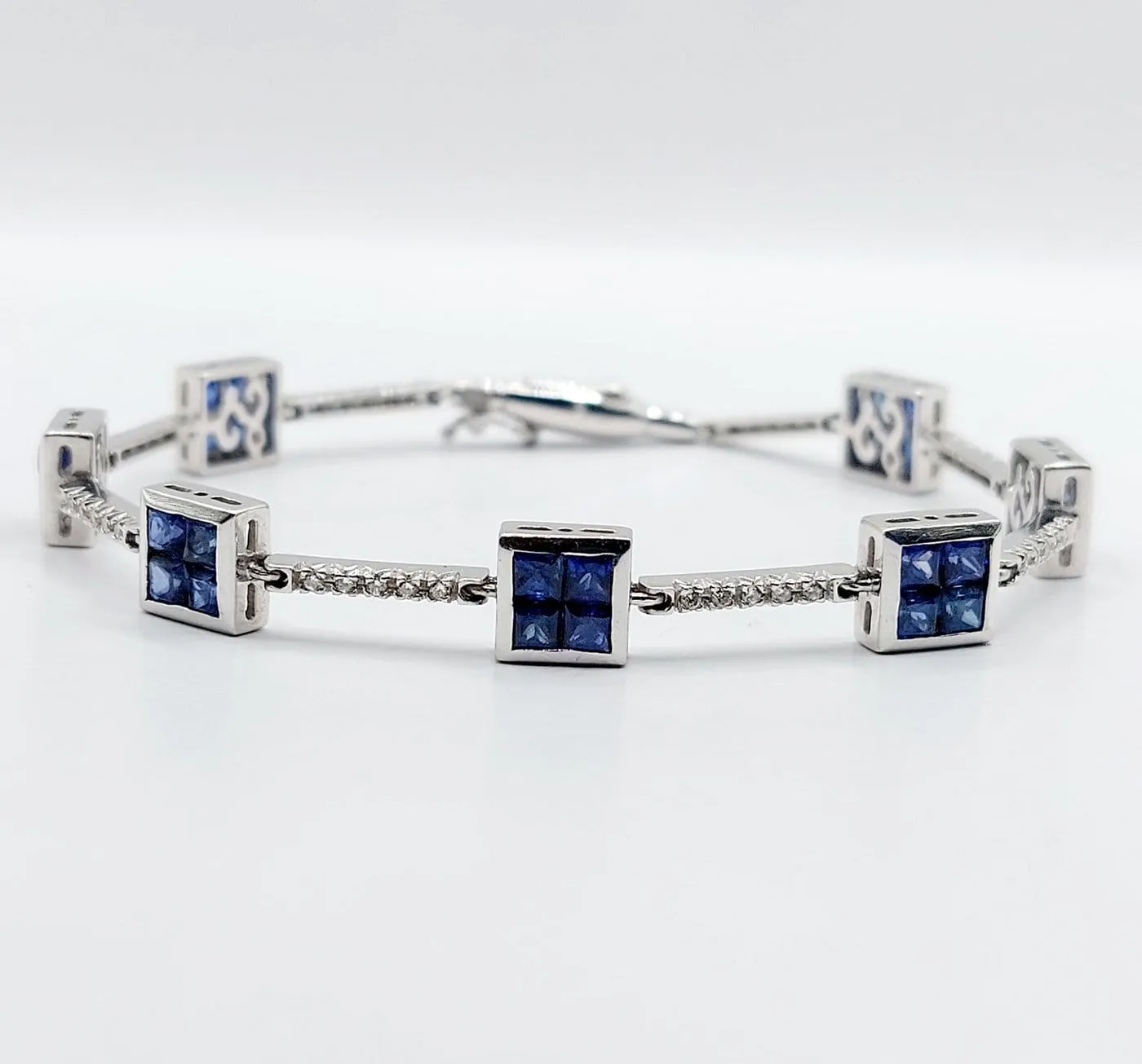 Bracelet vintage style Art déco en or blanc 18k, saphirs synthétiques et diamants sold by 58 Facettes product image thumbnail 3