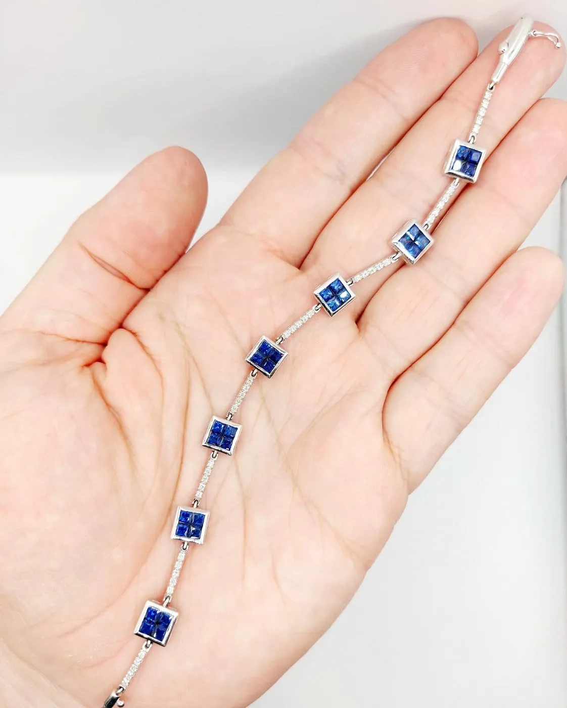 Bracelet vintage style Art déco en or blanc 18k, saphirs synthétiques et diamants sold by 58 Facettes product image thumbnail 2