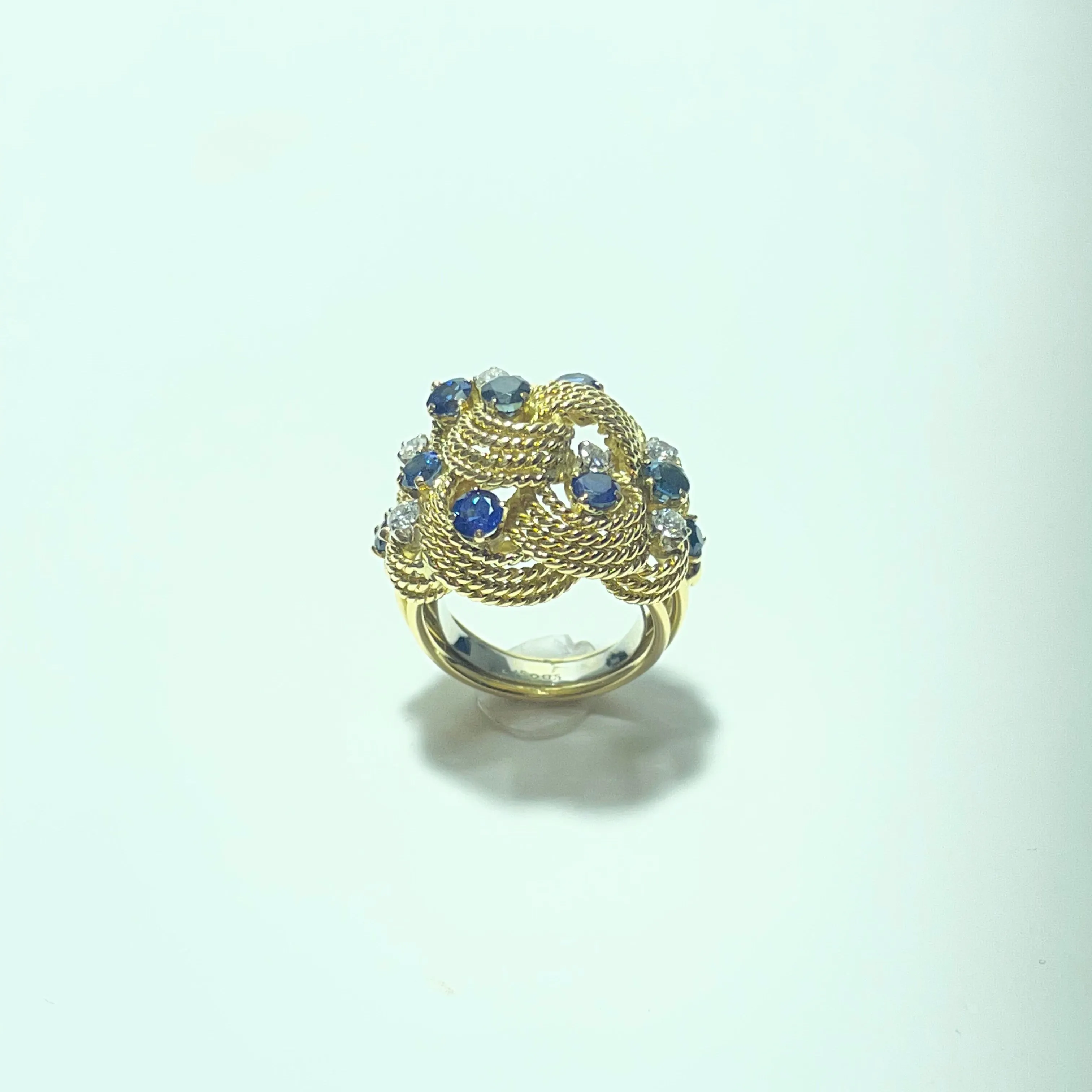 Bague vintage en or jaune 18 carats avec saphirs et diamants sold by 58 Facettes product image thumbnail 4