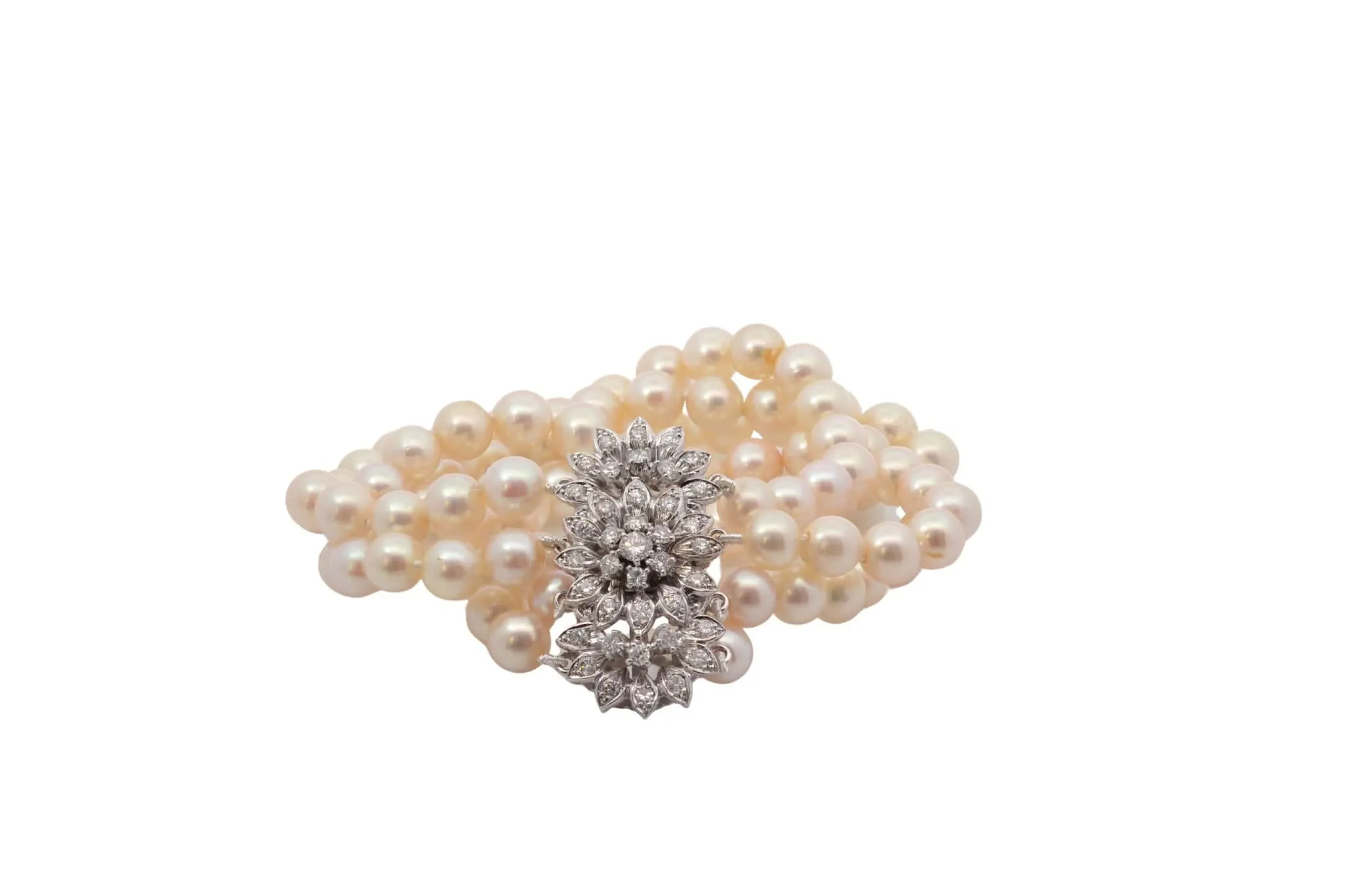 Bracelet de perles de culture avec fermoir en diamants en or jaune 18 k sold by 58 Facettes